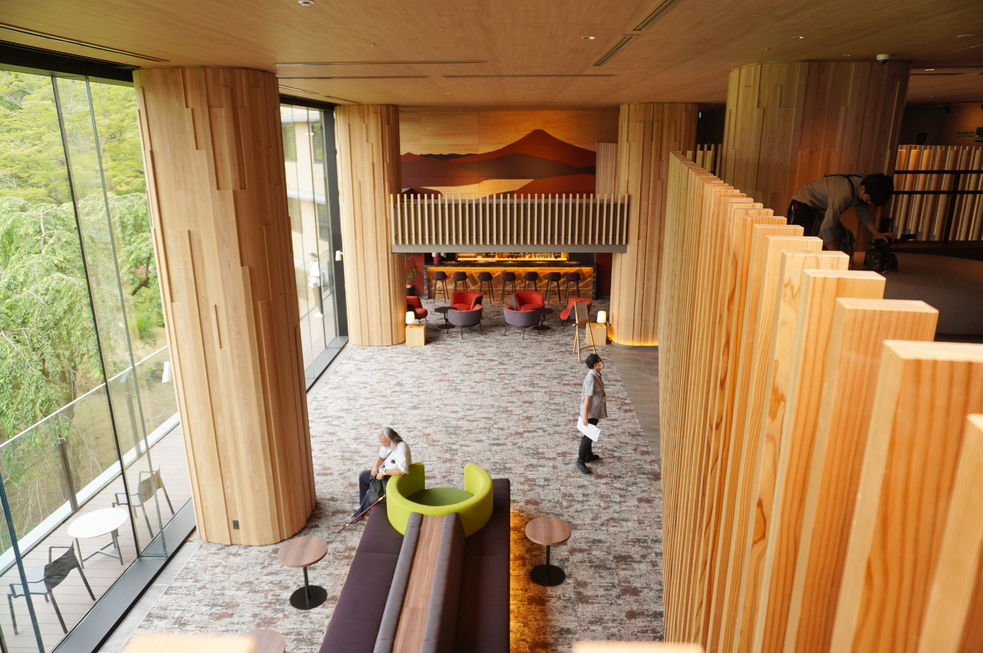 5階から見下ろすロビーとバー