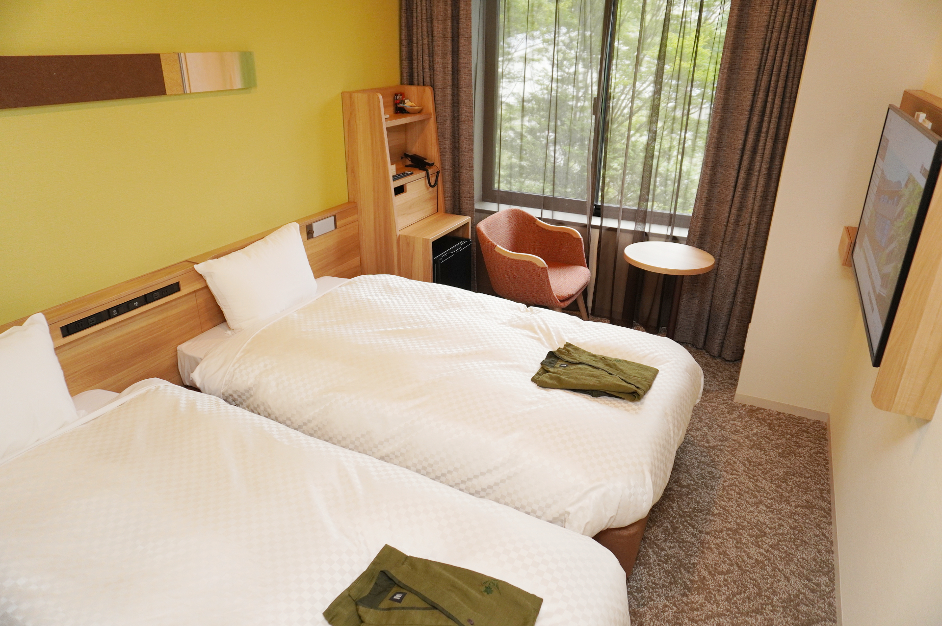 定員2名「カジュアルツインルーム」（18m<span class="em sup">2</span>）。1人旅からリーズナブルに泊まりたい人向けのシンプルな部屋