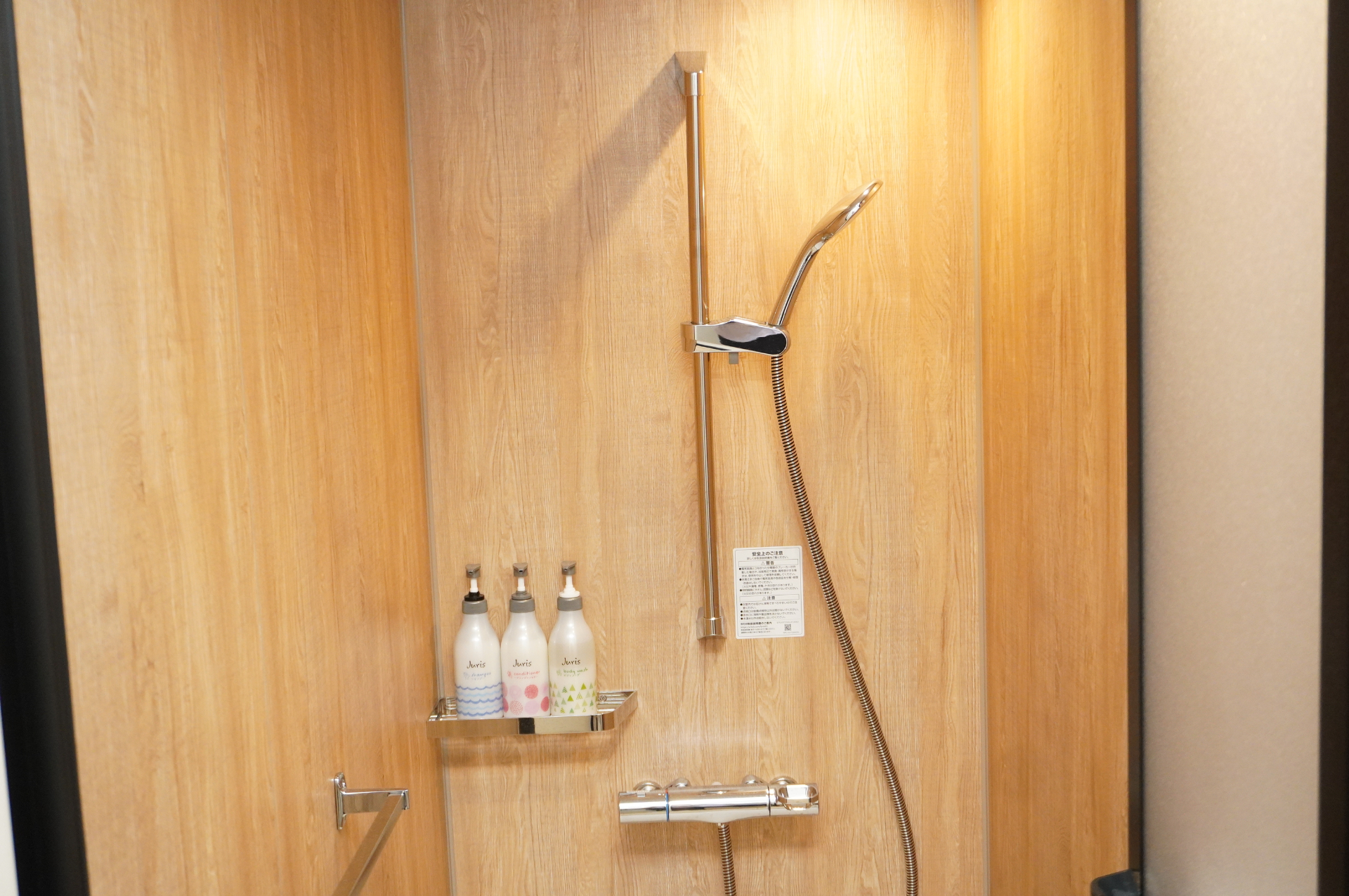 カジュアルツインルームのシャワー室。ボディーソープ・シャンプー・リンス・歯ブラシセットなどのアメニティを用意