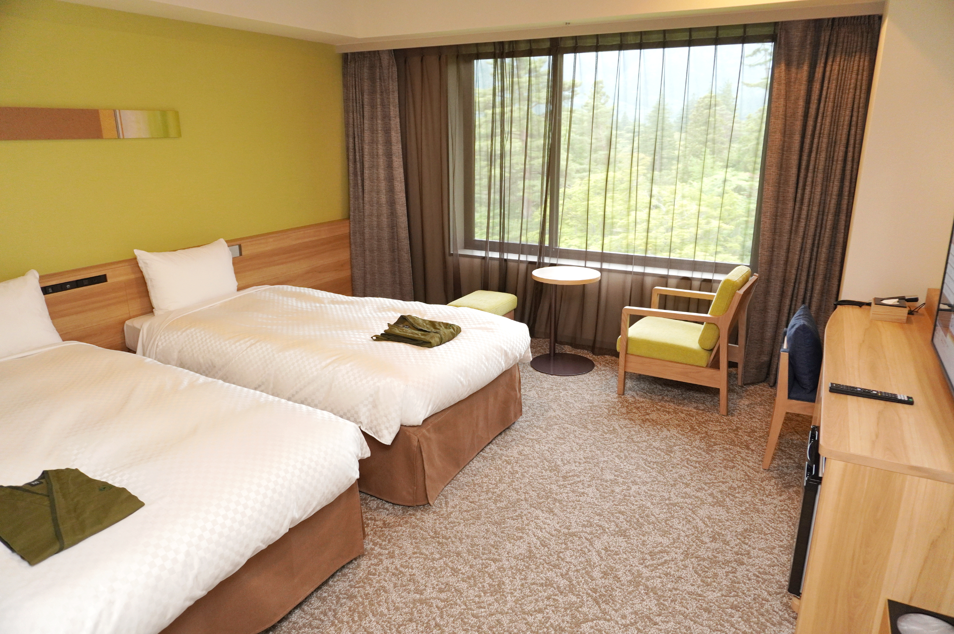 定員4名「スタンダードルームType-B」（30m<span class="em sup">2</span>）。2人旅行から家族旅行まで、快適に過ごせる洋室