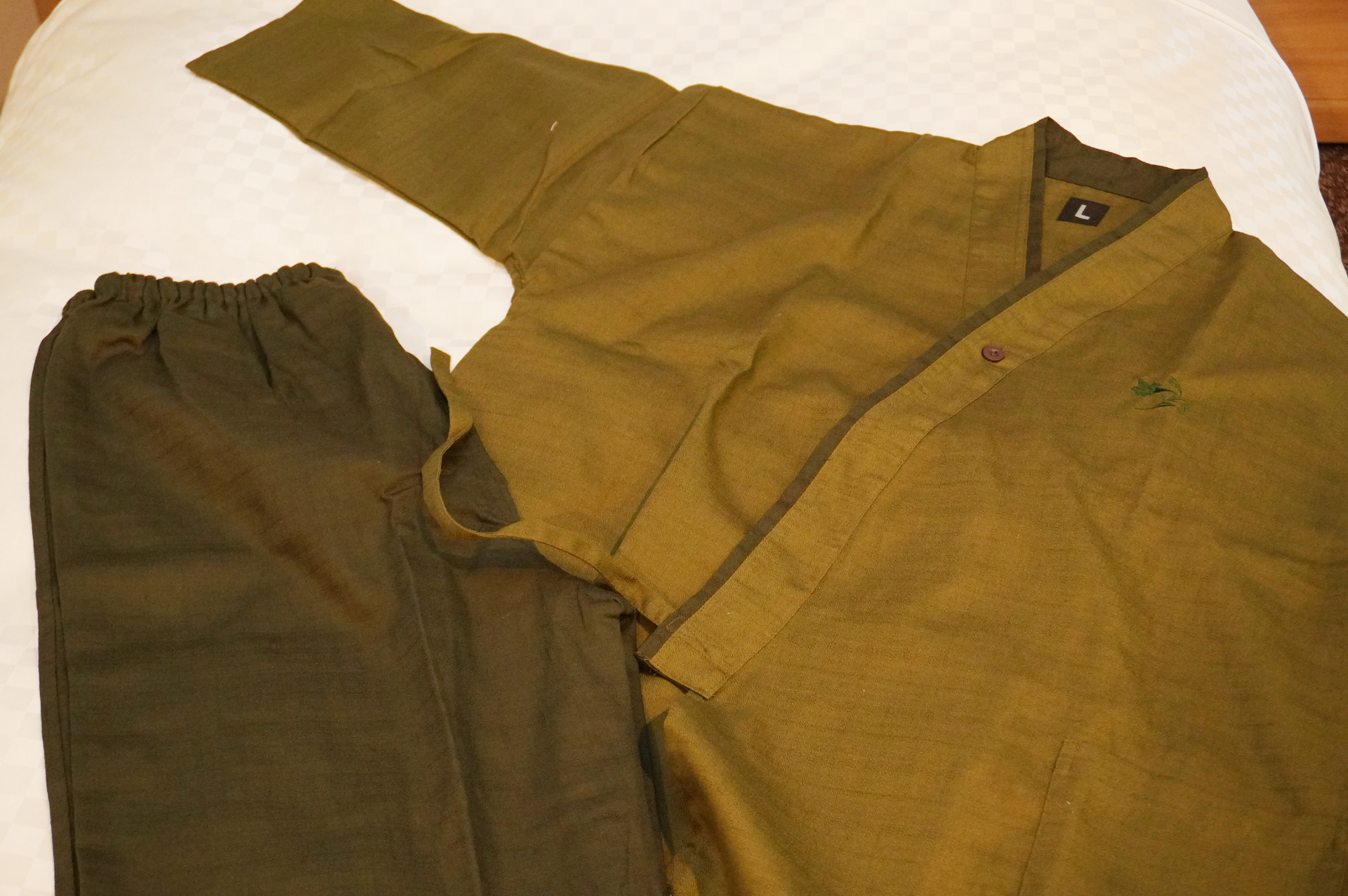 くつろぎ着の作務衣は上下セットを用意している（全客室タイプ共通）