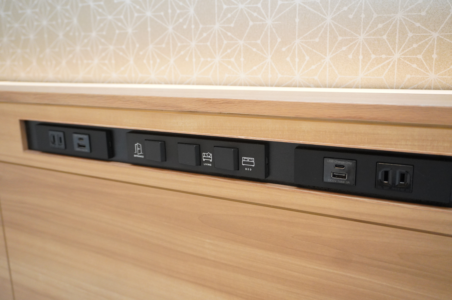 ベッドサイドにもコンセントとUSBポート。テレビやWi-Fiも全室に備わる