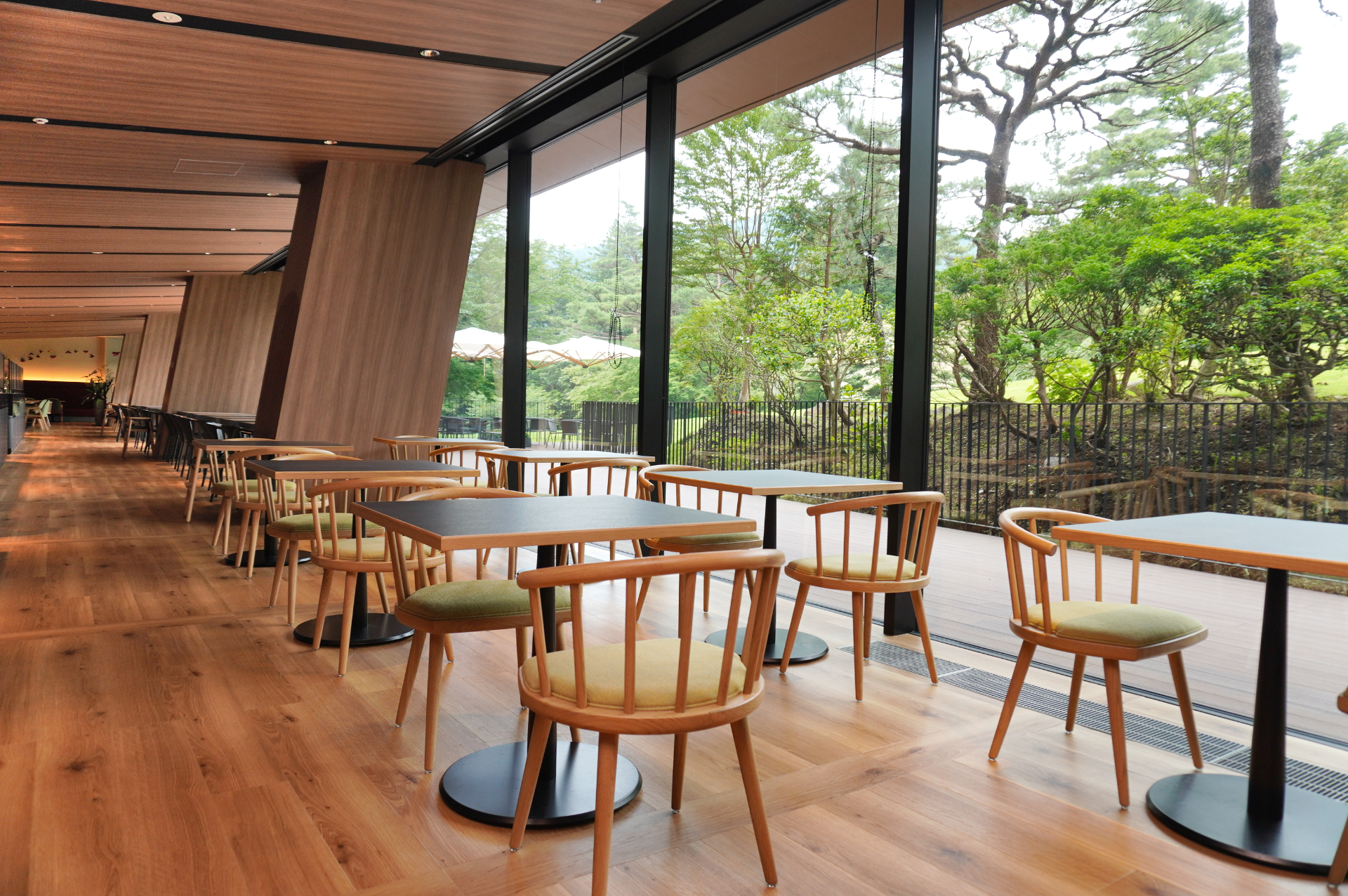 日本庭園を望むレストラン店内