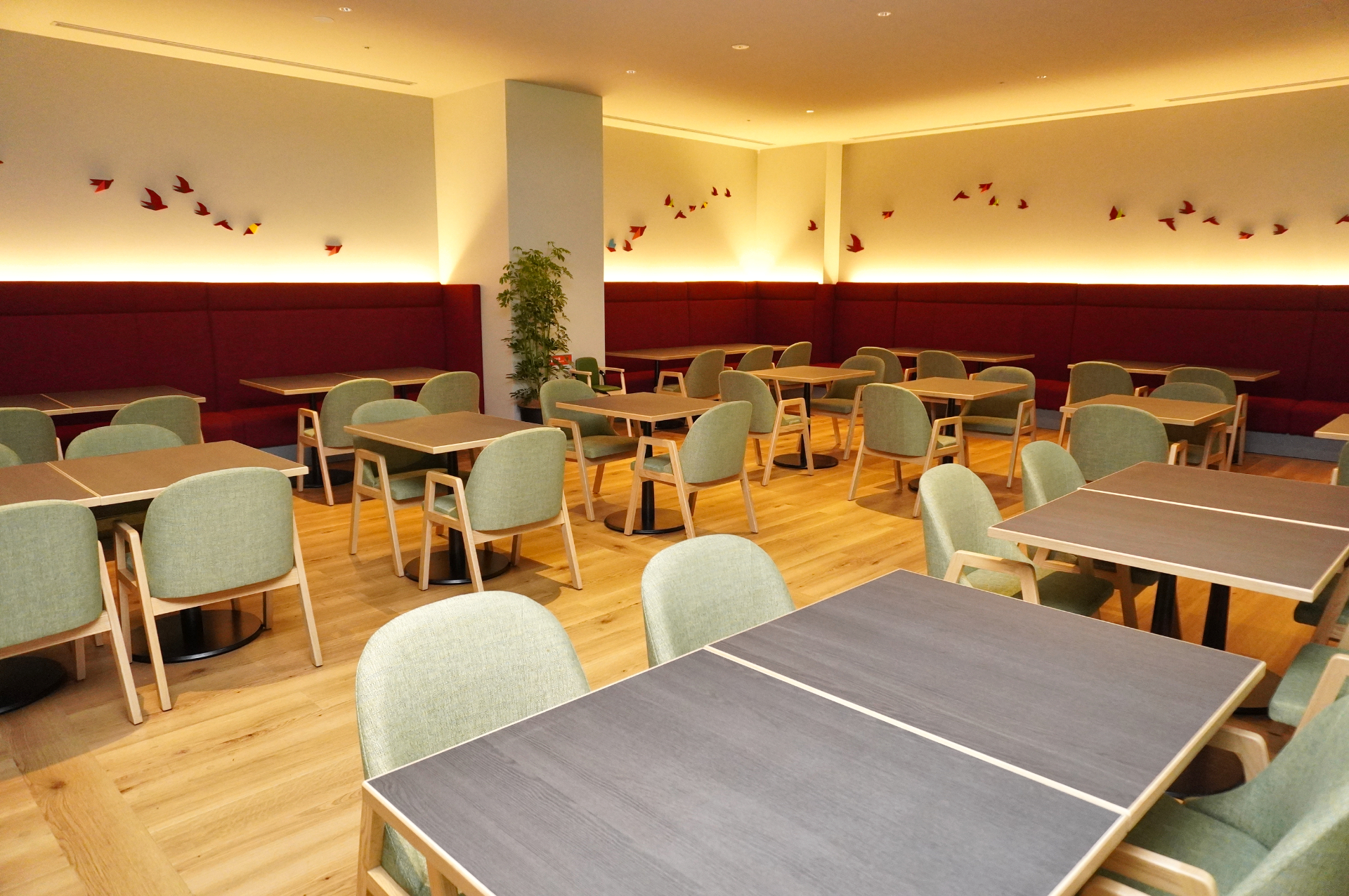 1つ1つのテーブルやイスもゆったりサイズで使いやすい