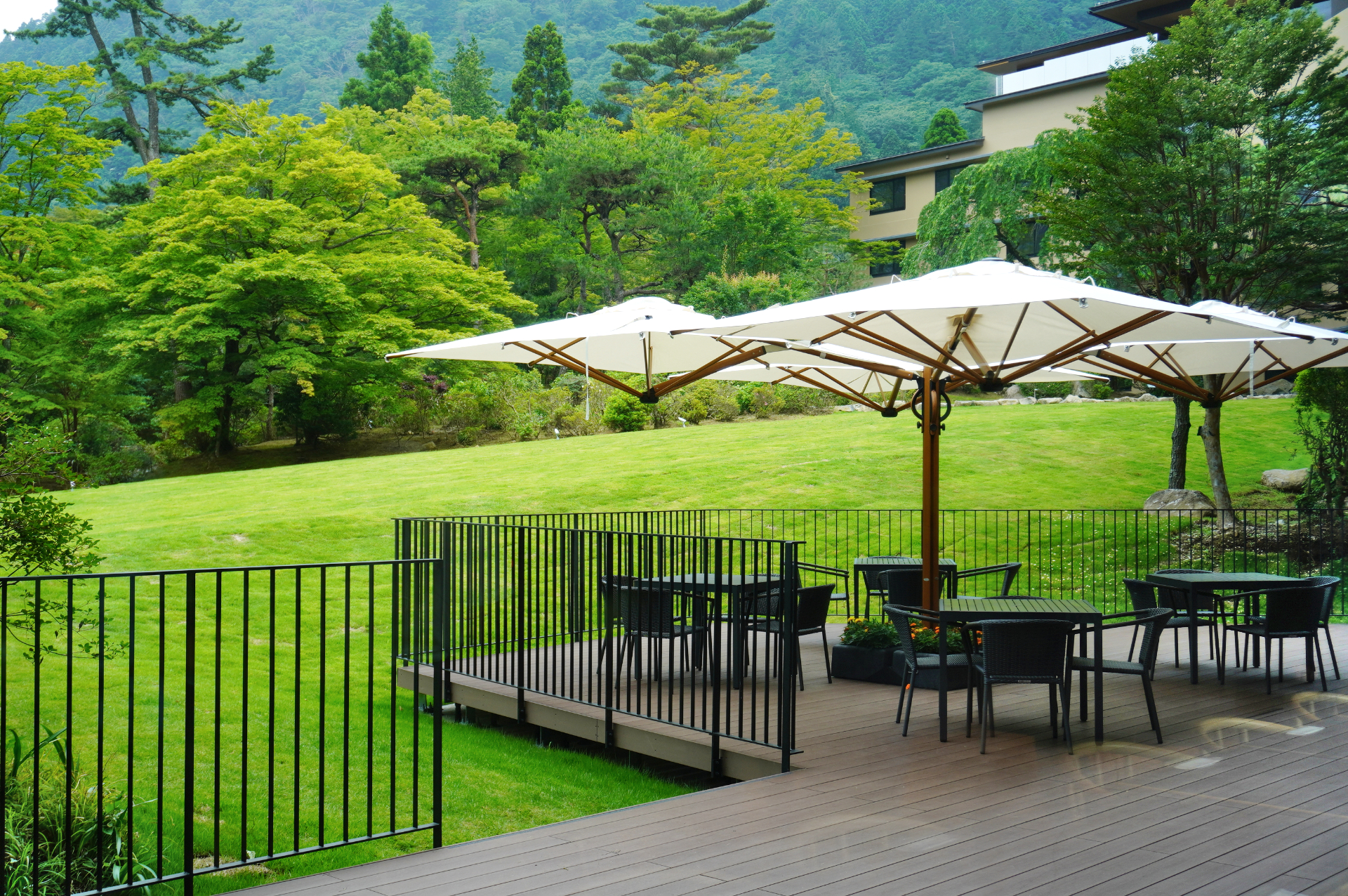 日本庭園を望むテラス席