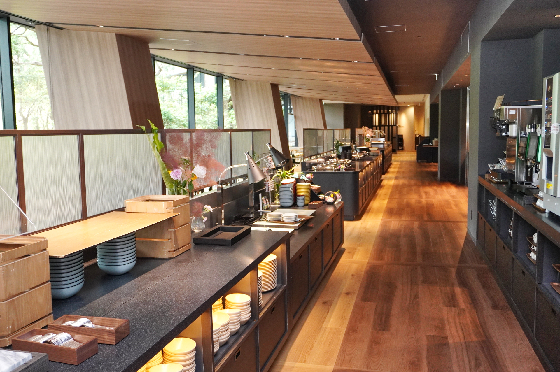 和洋中のバラエティに富んだ料理がビュッフェボードに並ぶ