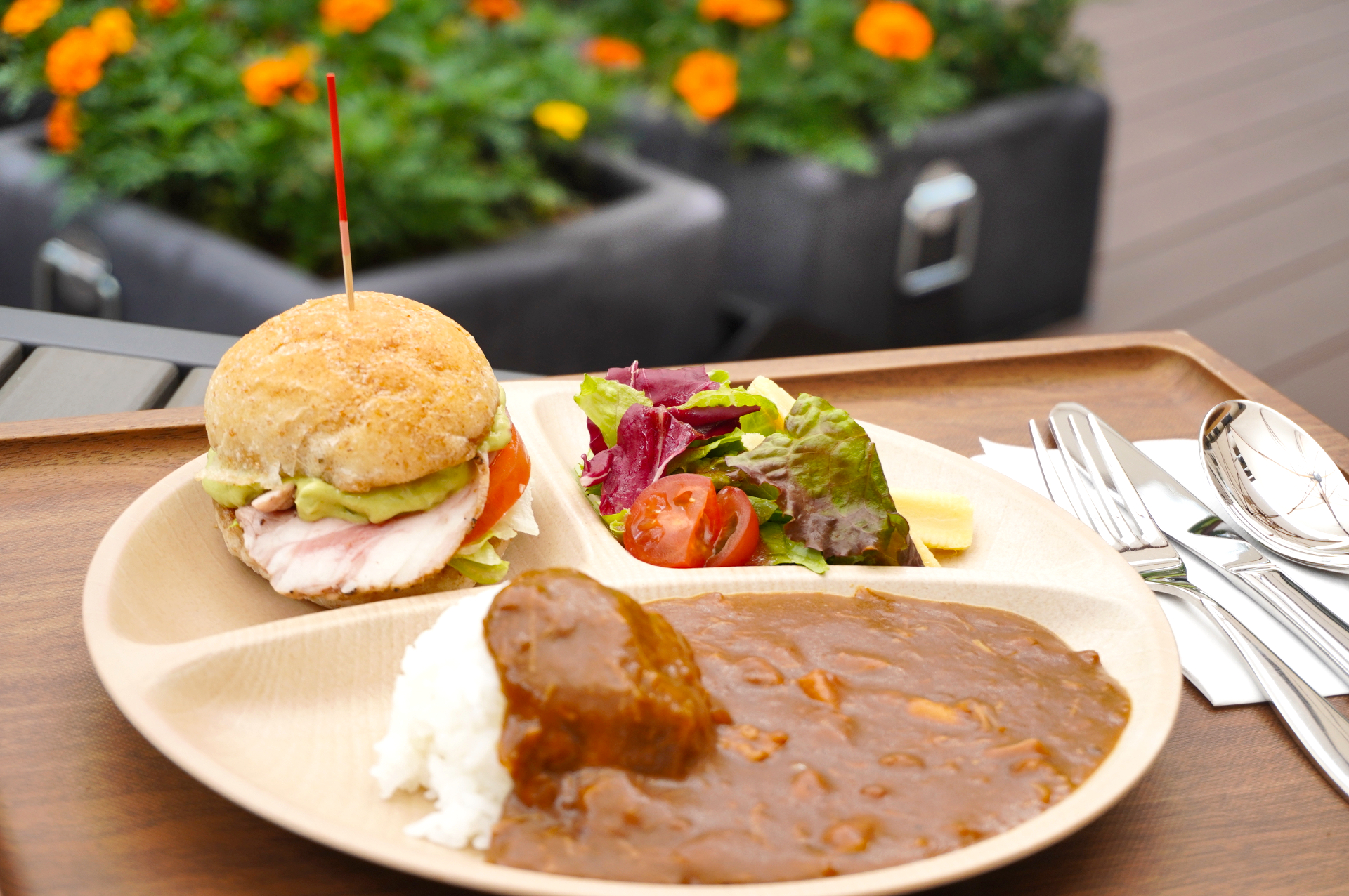 伝統のチキンカレーやミニバーガー。ビュッフェから好きな料理を自由に盛り付けて