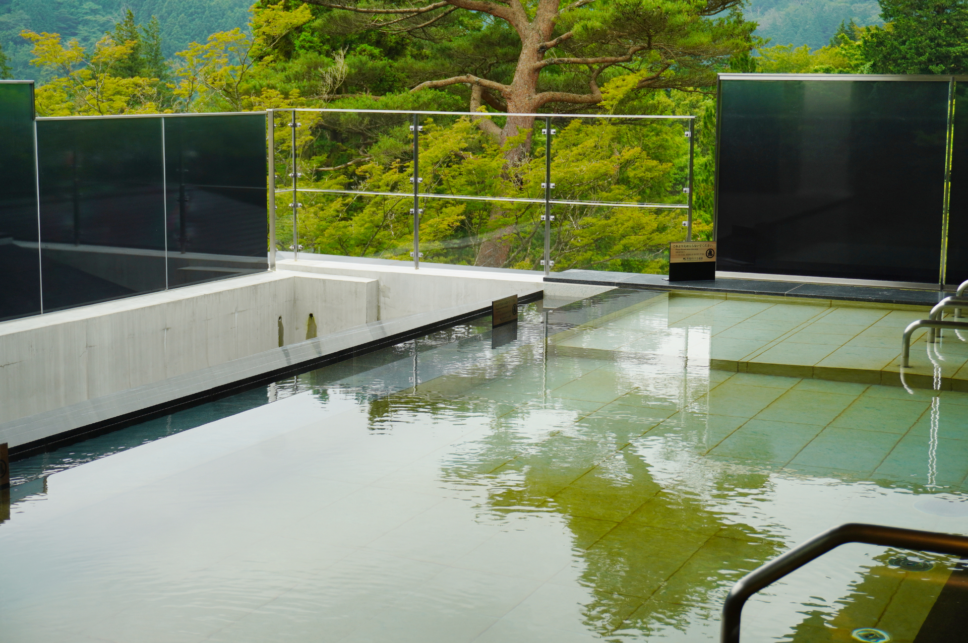 露天風呂から望む自然の景色が美しい