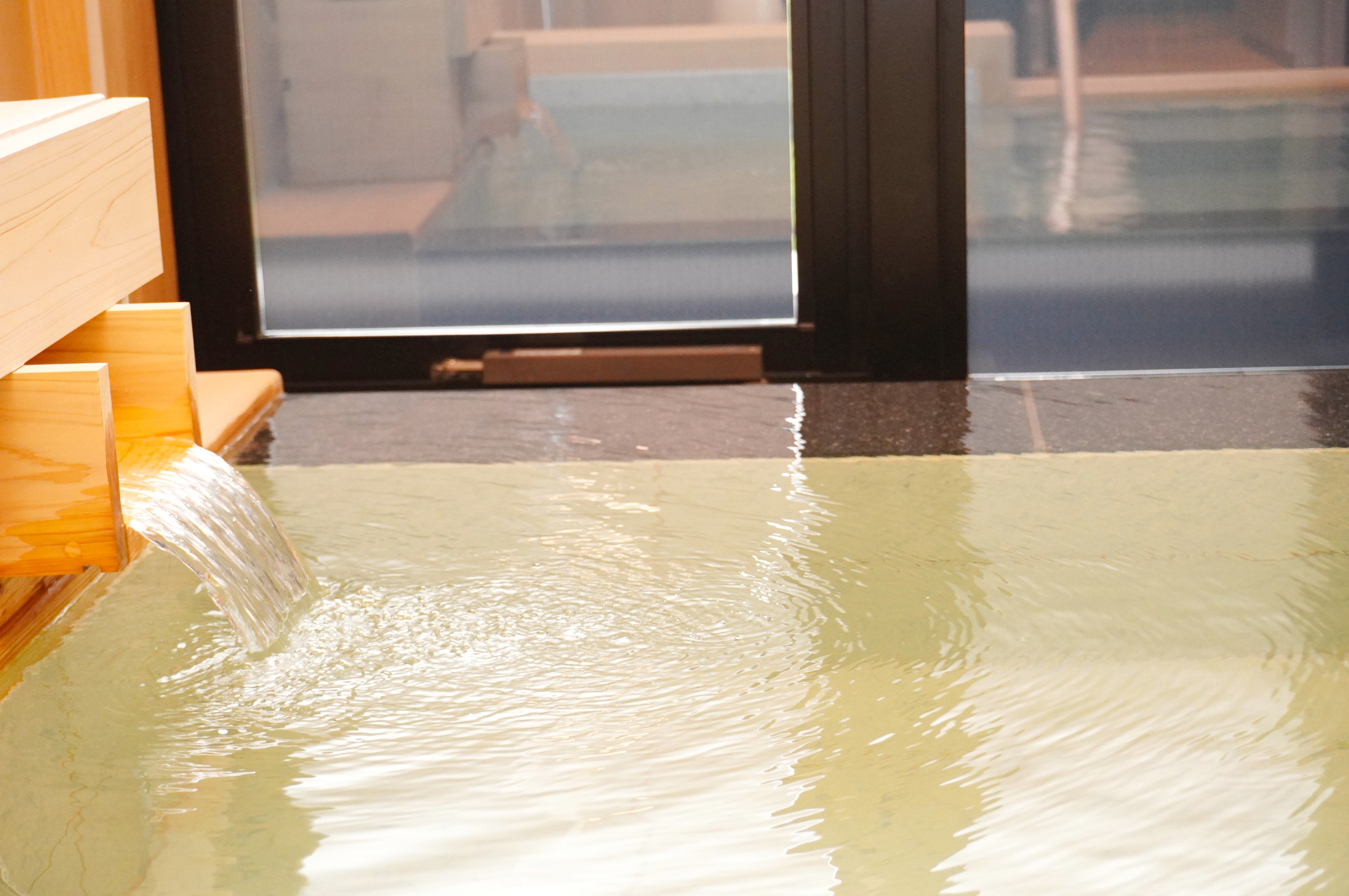 貸切風呂は檜風呂3室と石風呂4室（うち1室はユニバーサル対応）