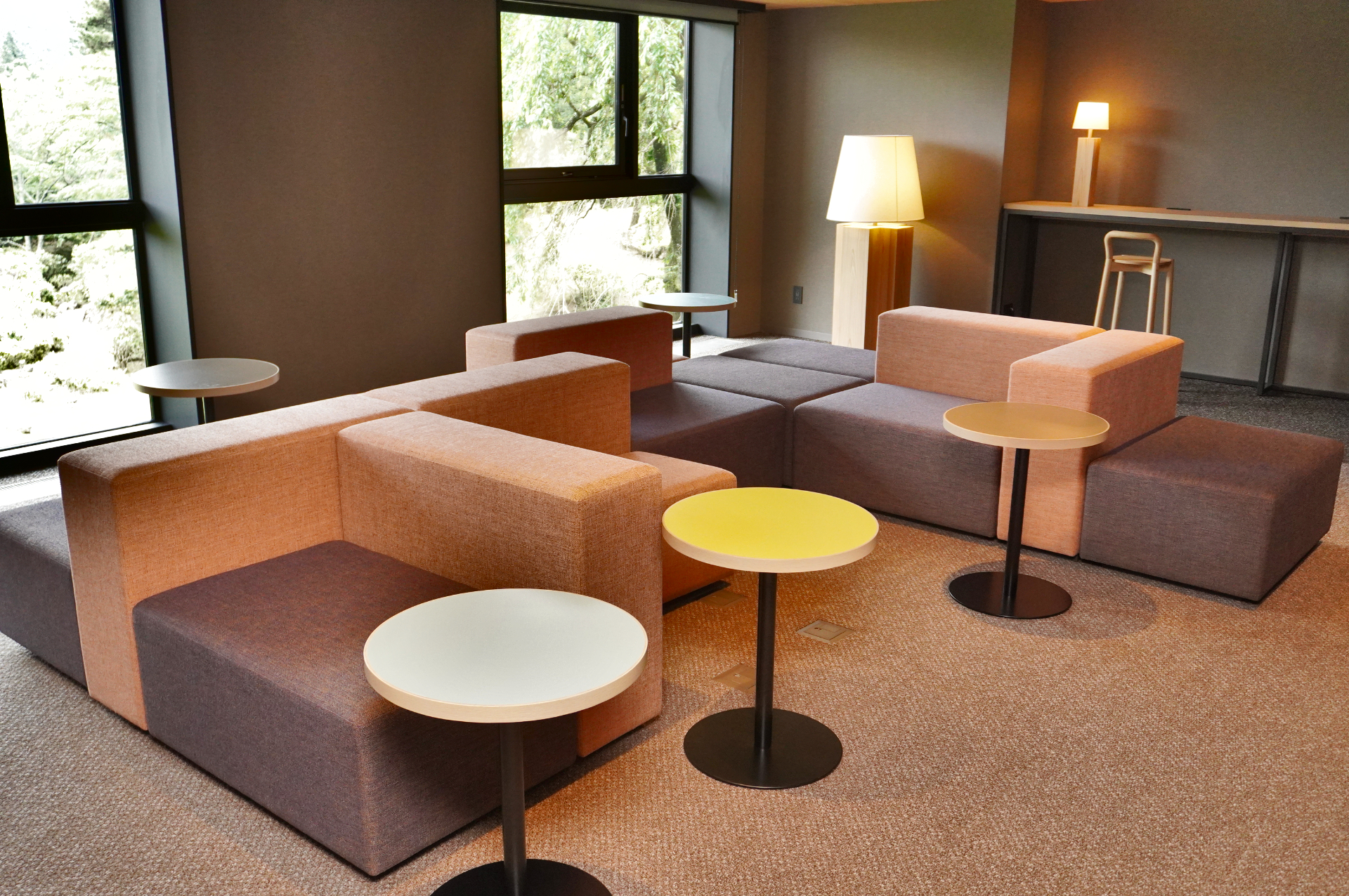 館内の至るところにソファやテーブルを配置