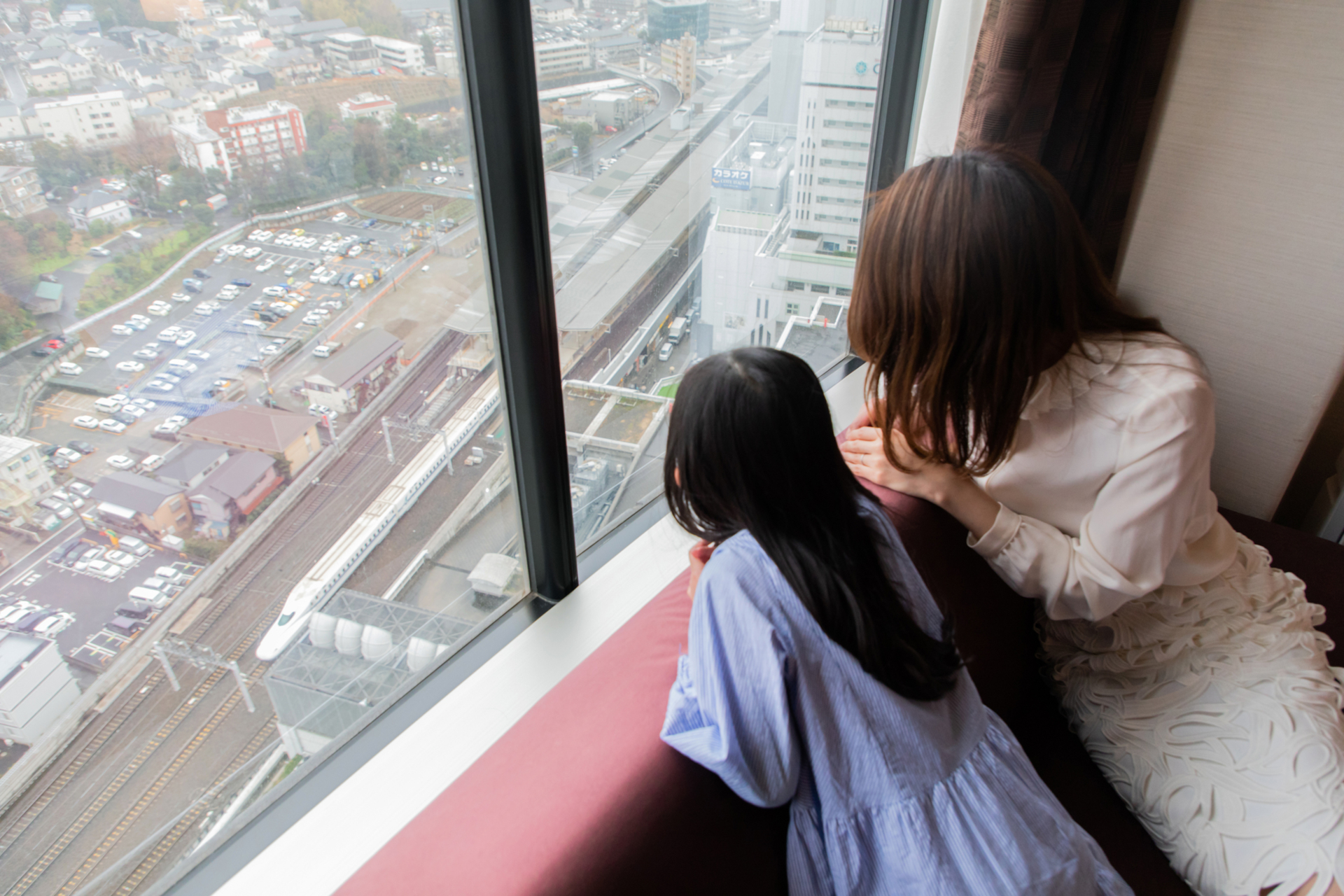 本物の新幹線を眺めながら客室でゆっくりとスイーツを味わえる
