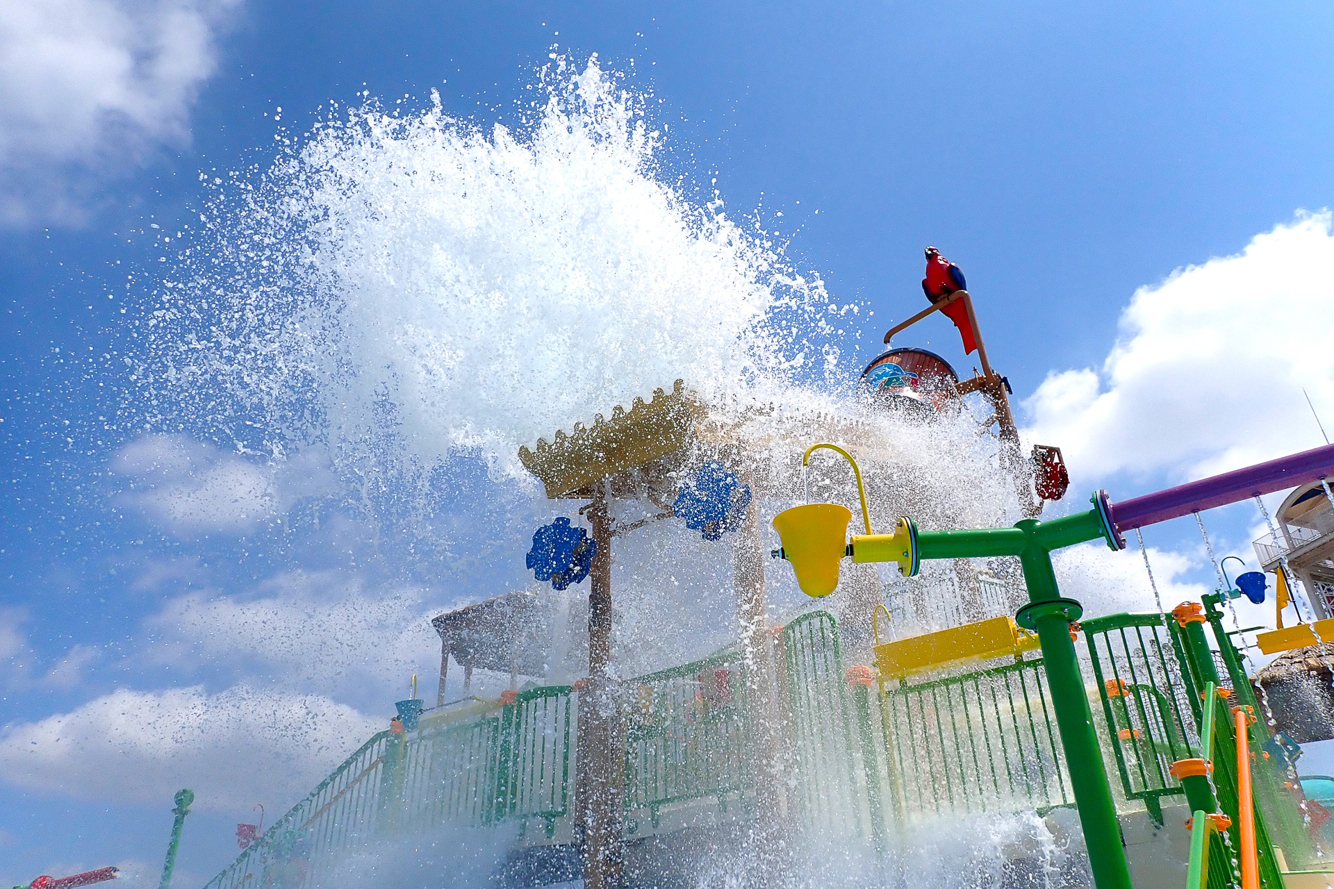 2300Lの水がザバ～ンと降り注ぎます！