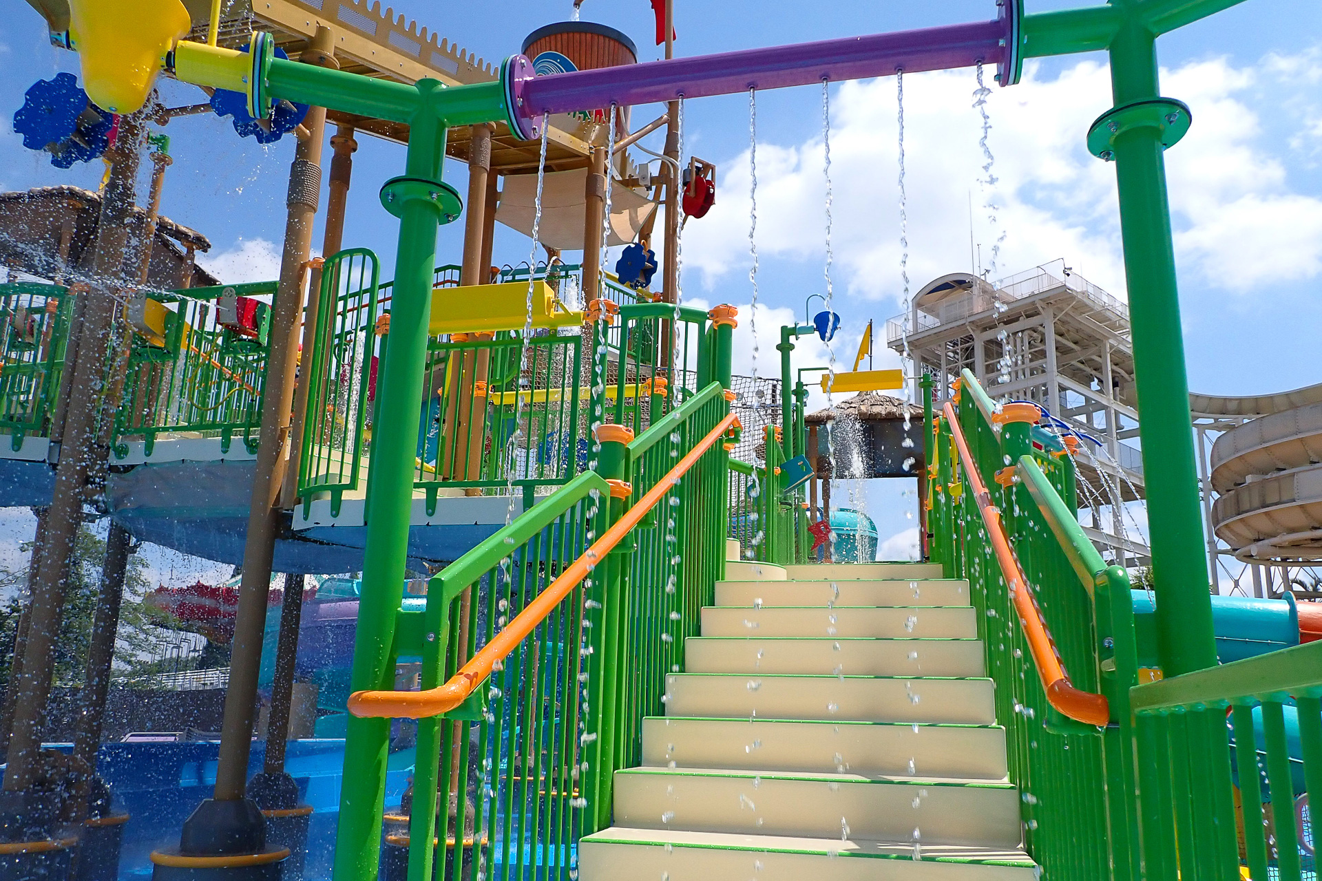 エリア内にはギミックが盛りだくさん！　入り口から大きな水の粒で絶対的に濡れる仕様