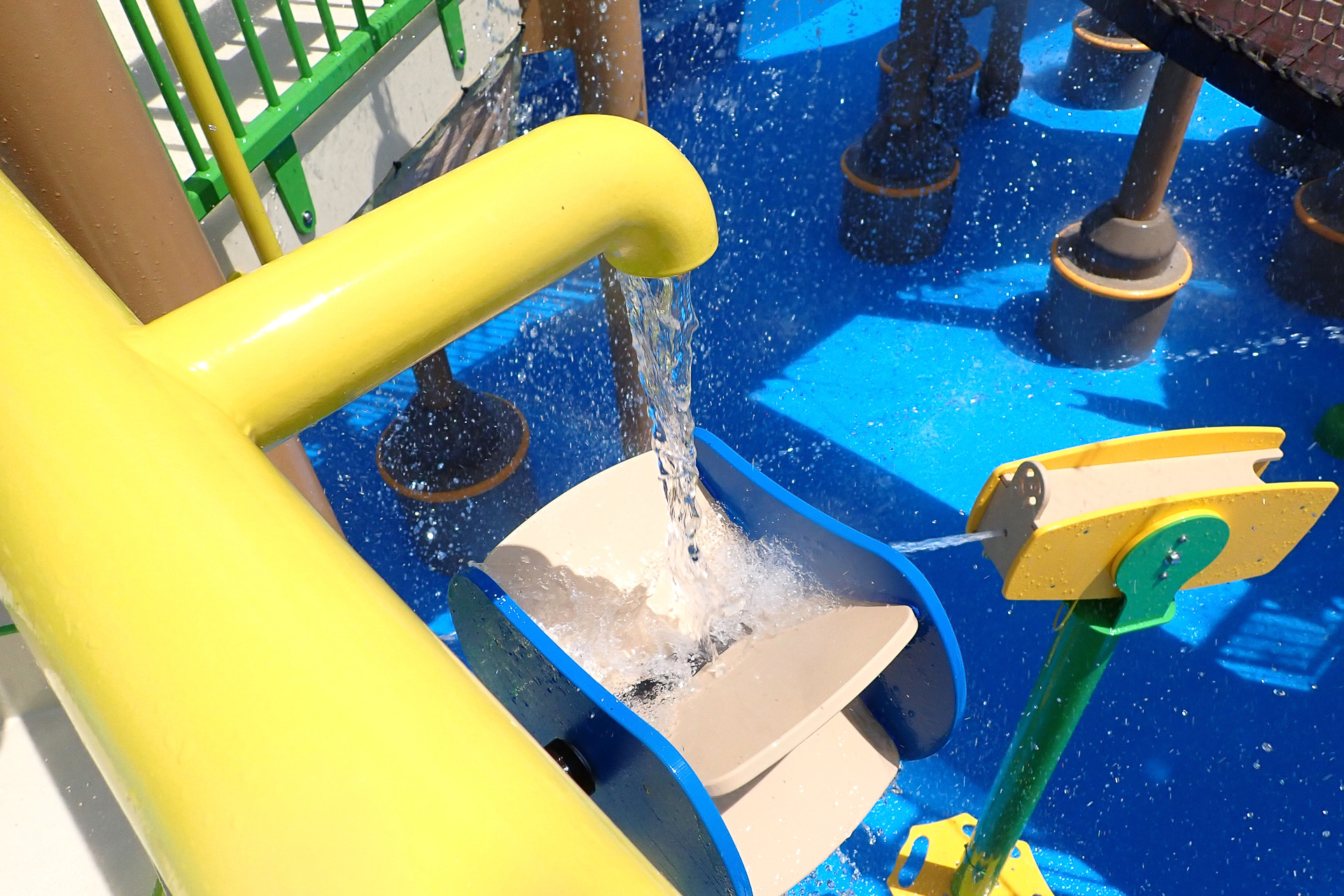 ドバドバと水が容赦なくギミックに降り注ぎます