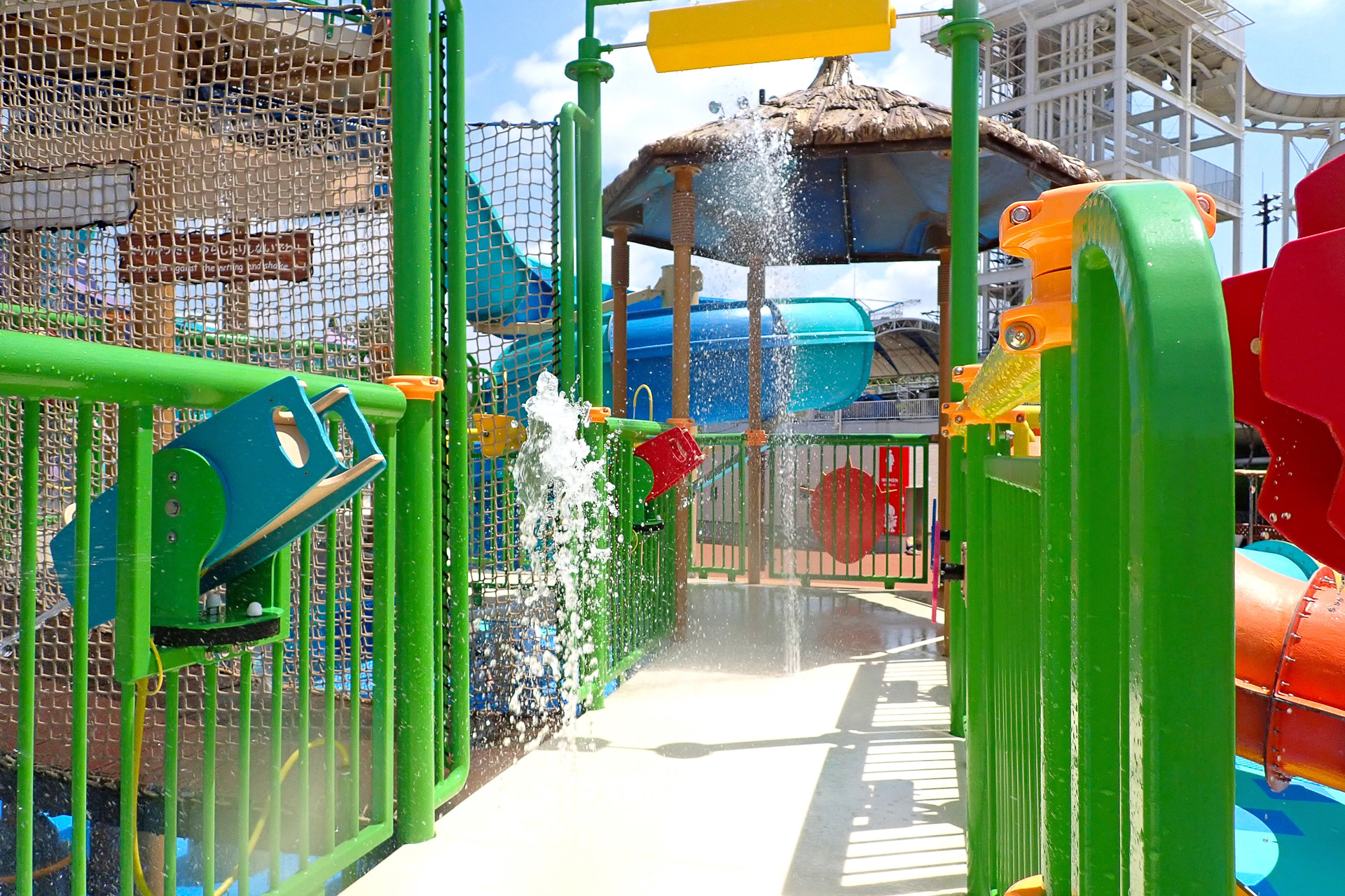 アスレチック内のあちこちに太い噴水が通路の真ん中に