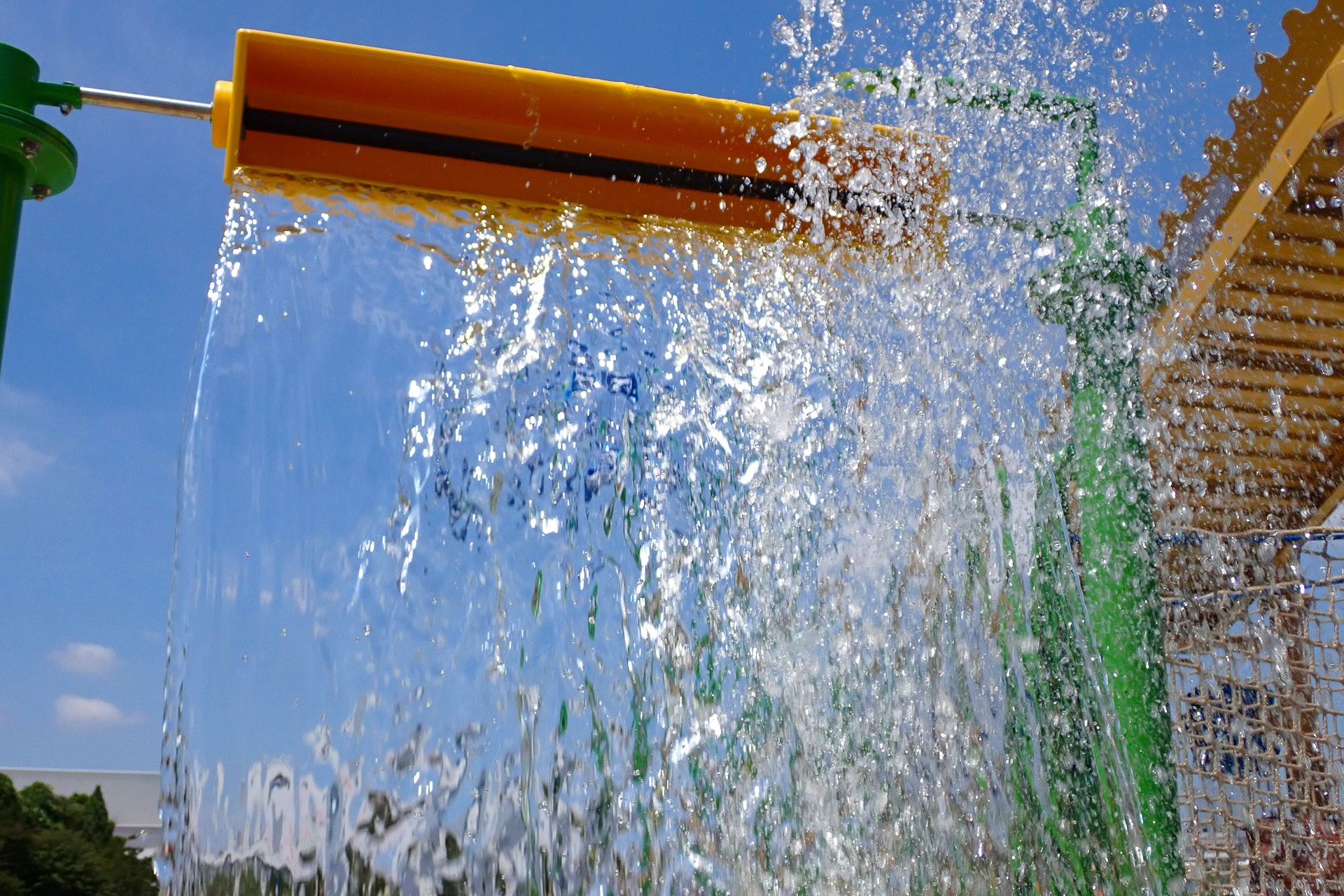 突然上から大放水！　かなり驚きます