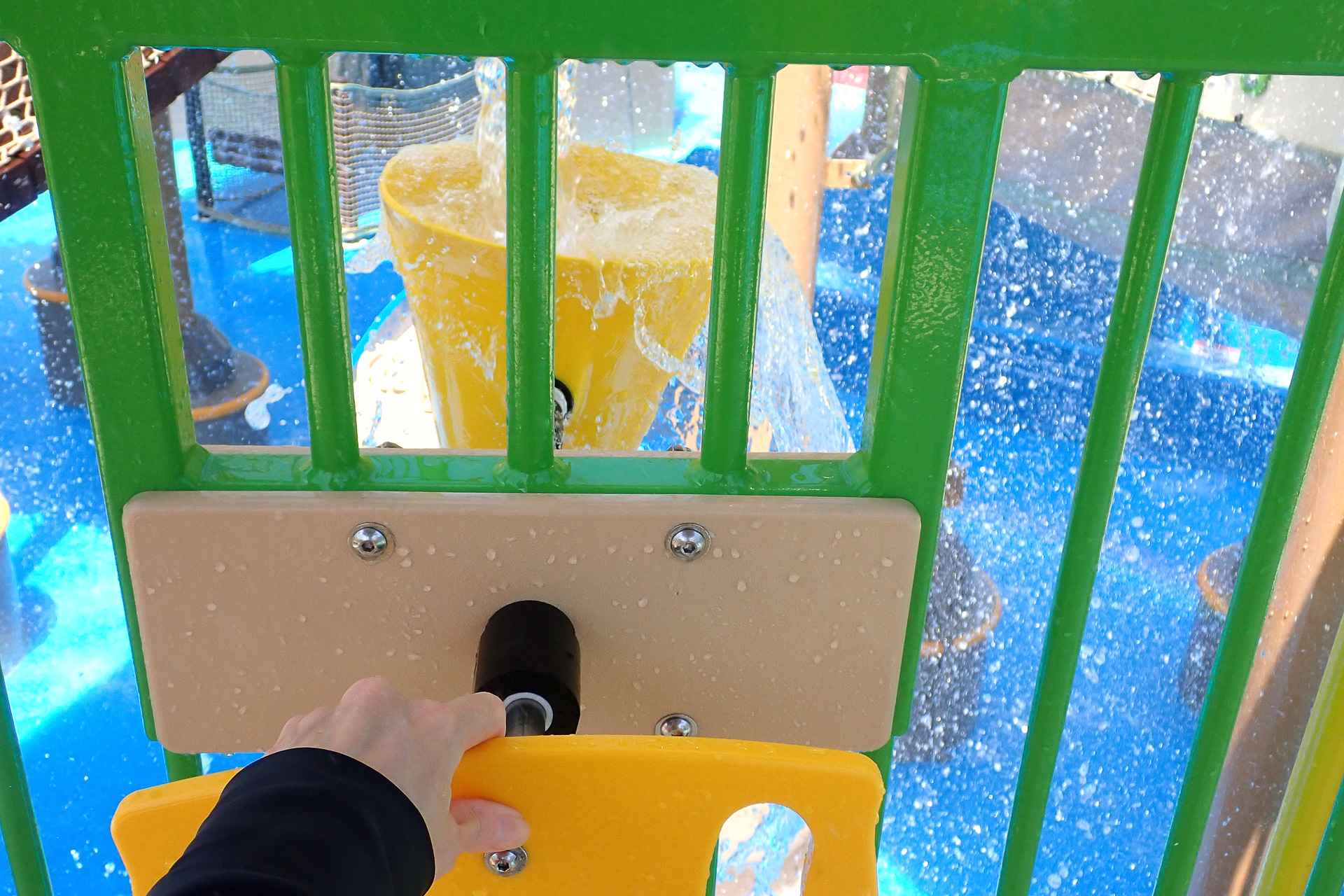 こちらは自分でバケツに水を入れるスタイル