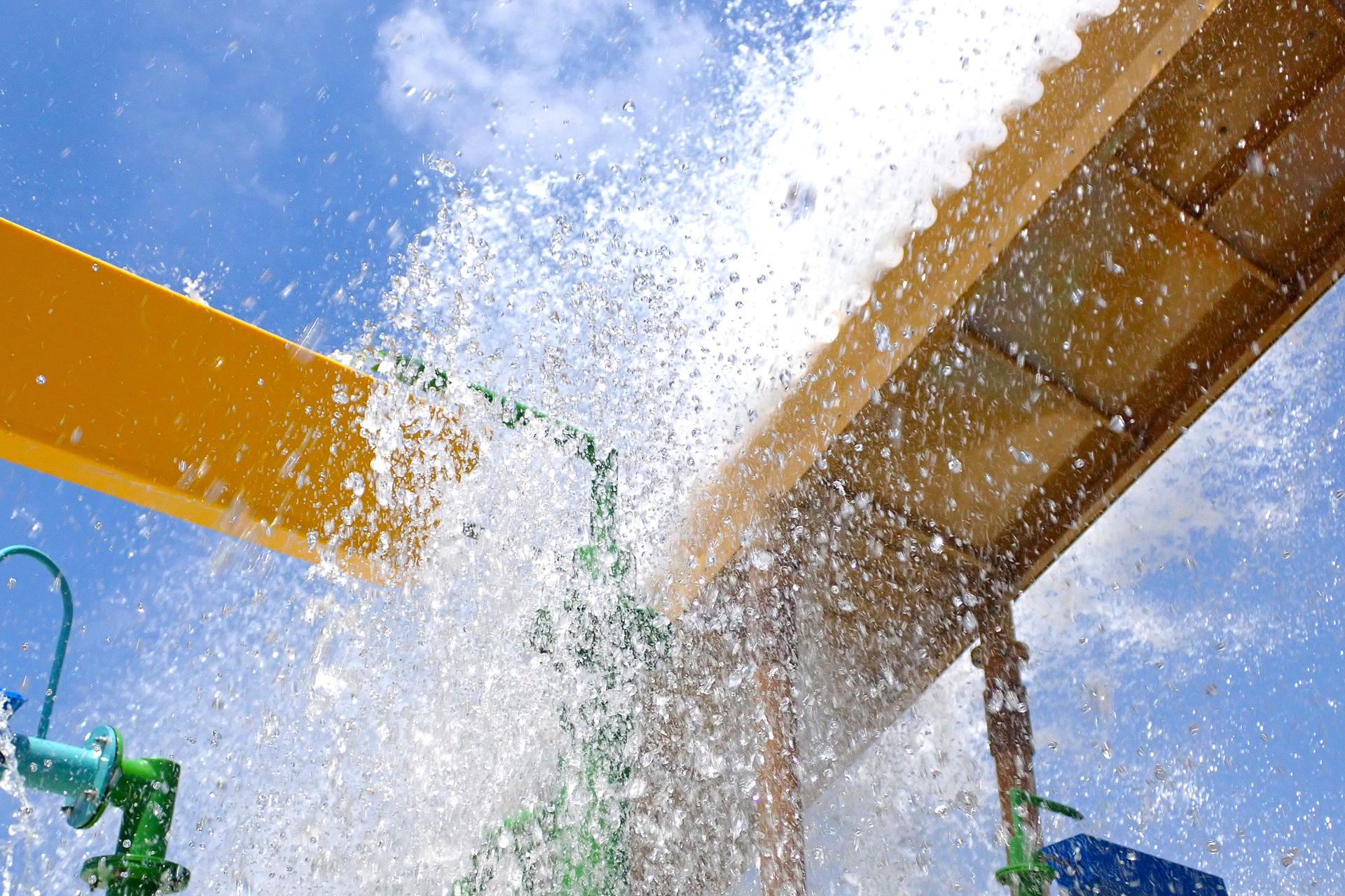 アスレチックで遊びながら、巨大バケツからの大放水を浴びることも！