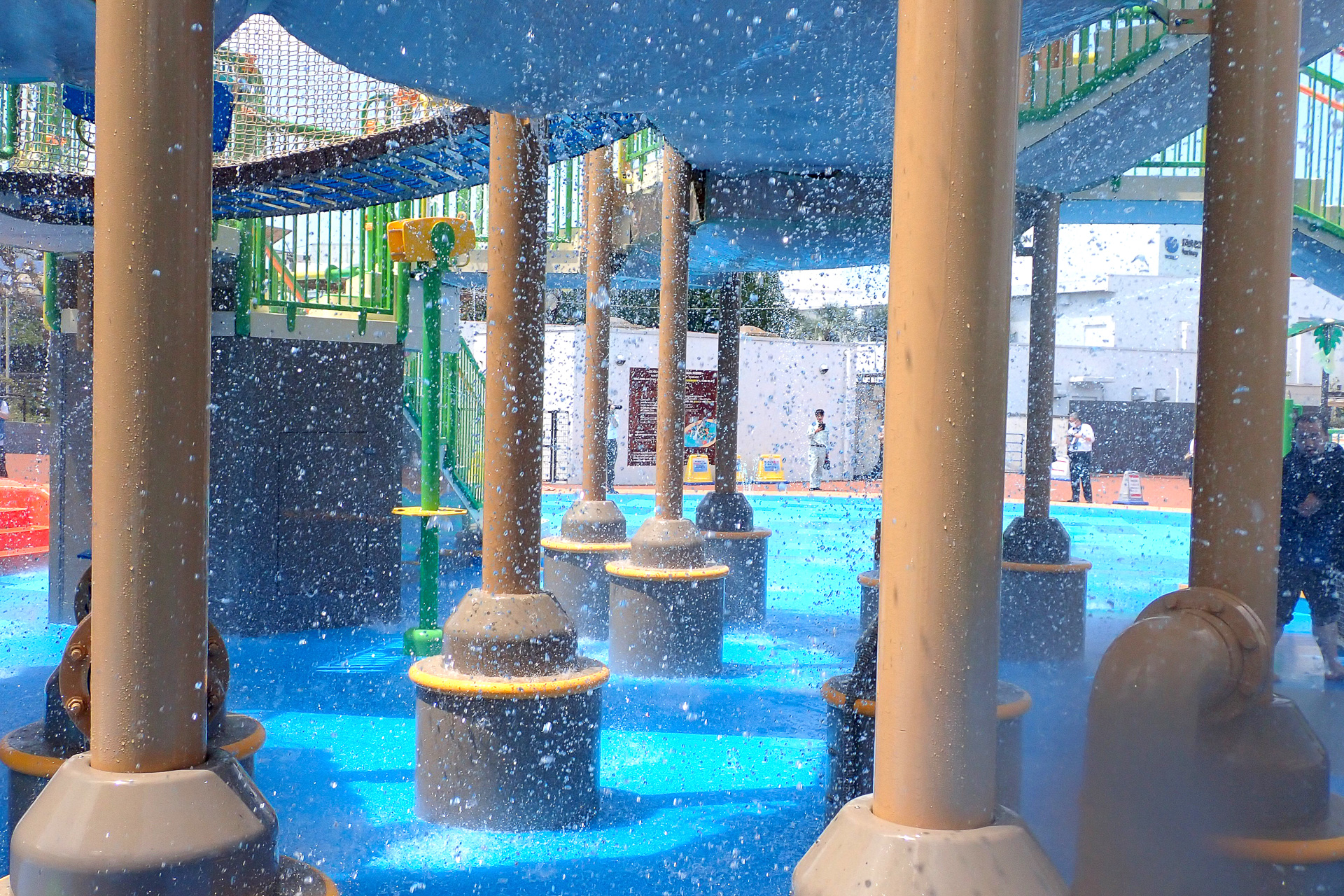 アスレチックの1階部分はちょっとした冒険風スポット