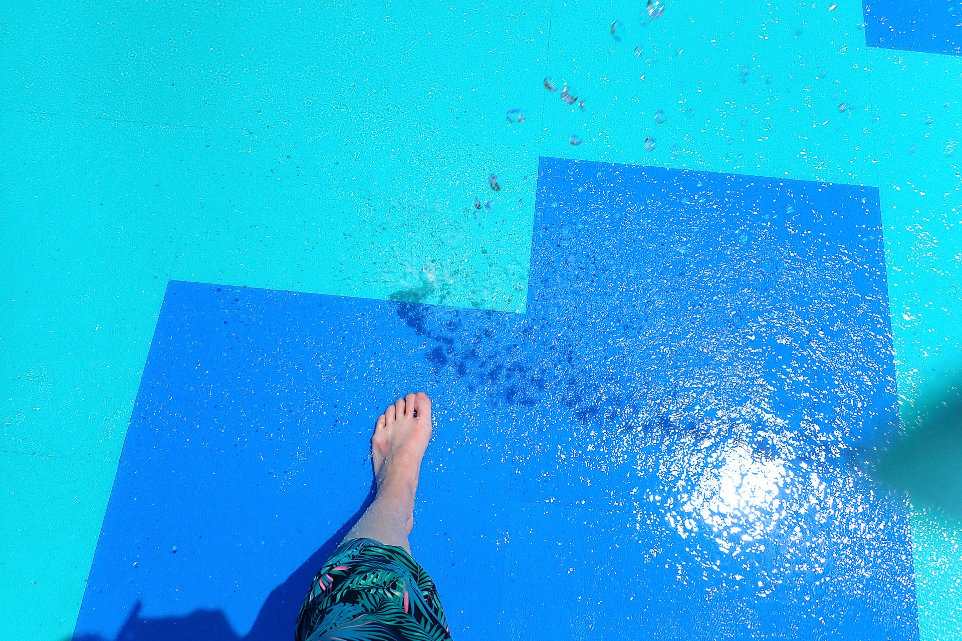 足元はふわふわ＆やわらか素材なので子供も安心