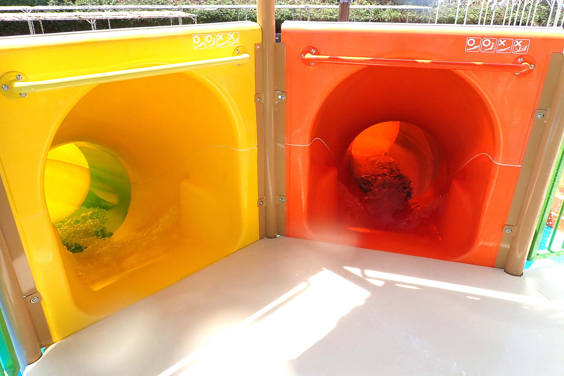 イエロースライダー（全長18.5m）とオレンジスライダー（全長15.3m）の乗り場