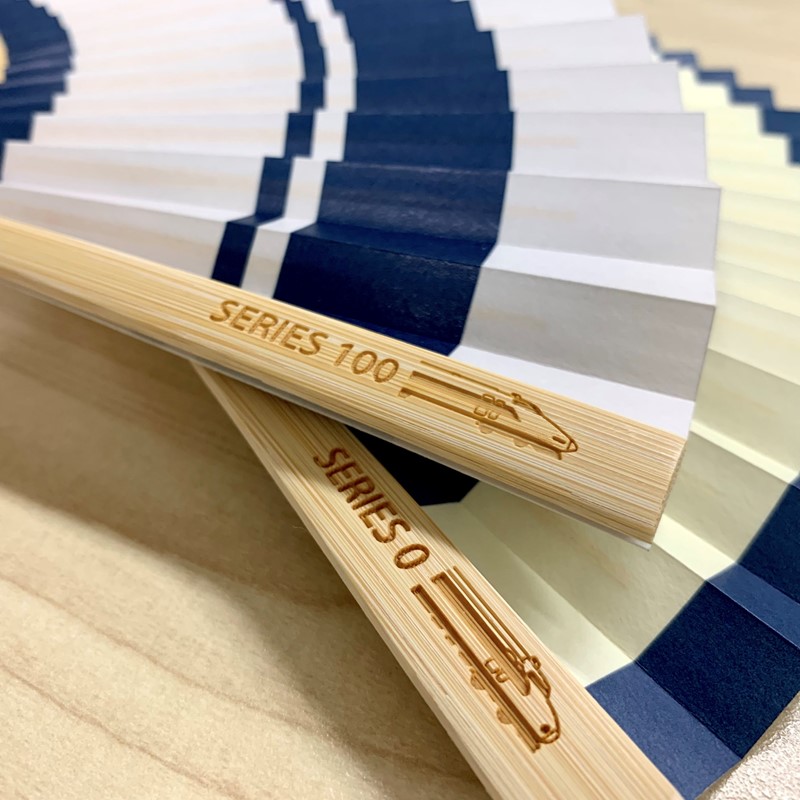 親骨には100系と0系それぞれのイラストを彫刻