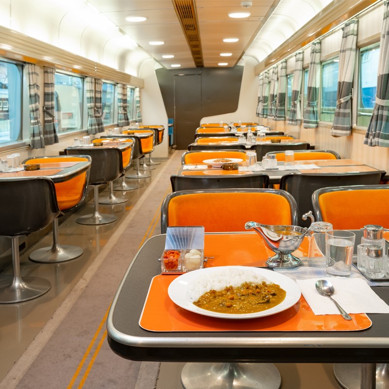 東海道新幹線の食堂車で人気を博した味を当時のレシピをもとに再現。メニュー表には当時提供されていた料理のカラー写真が掲載されている