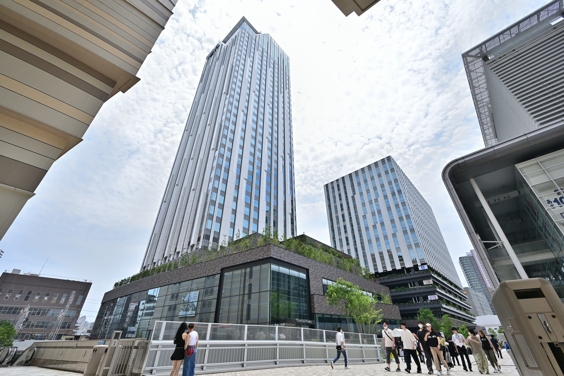 新街区でひときわ目立つ存在の「センタラグランドホテル大阪」。その右隣はオフィス棟「パークス サウス スクエア」