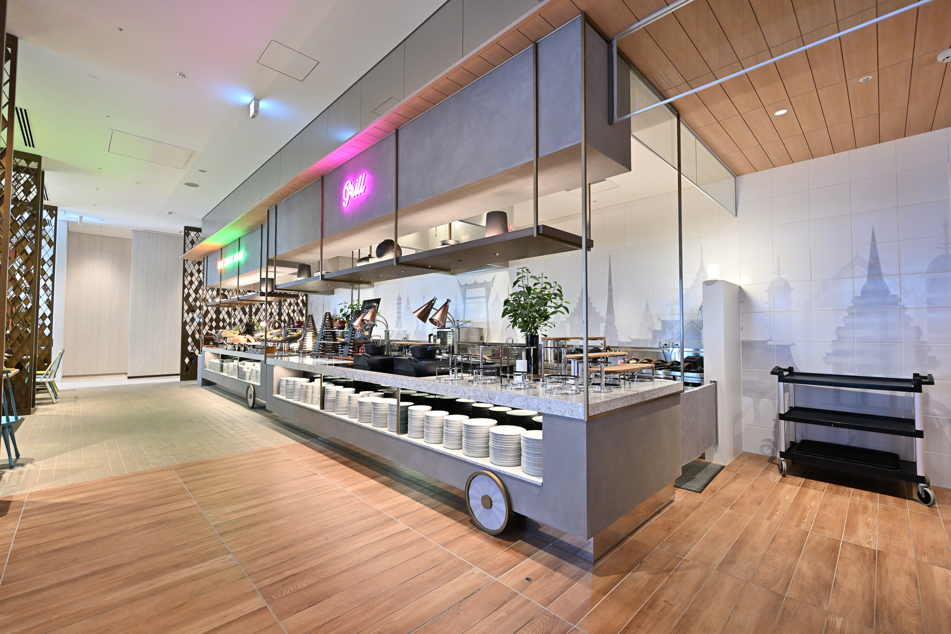 こちらは「スアンブア」。タイの屋台をイメージしたセルフサービス用のワゴン