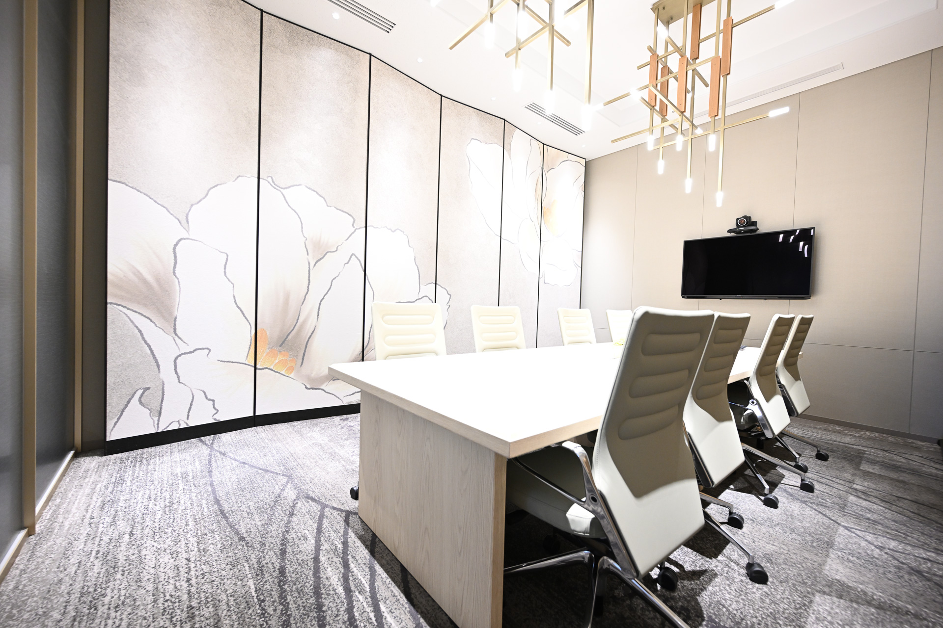 Web会議にも対応する小規模会議室。（写真は最大8名までの会議室）