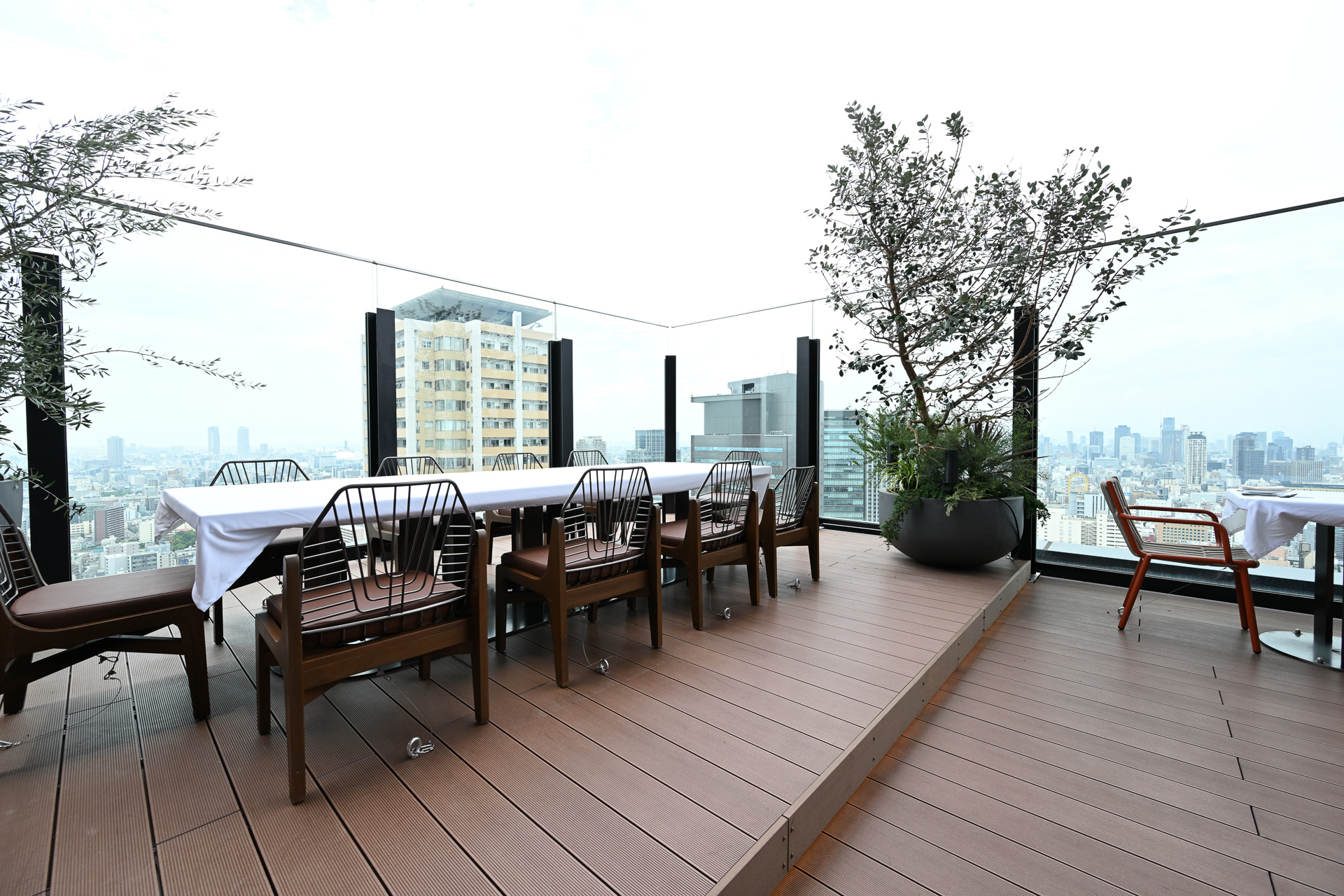 開放的な空間で、夜景を楽しみながらいただくディナーは格別とのこと