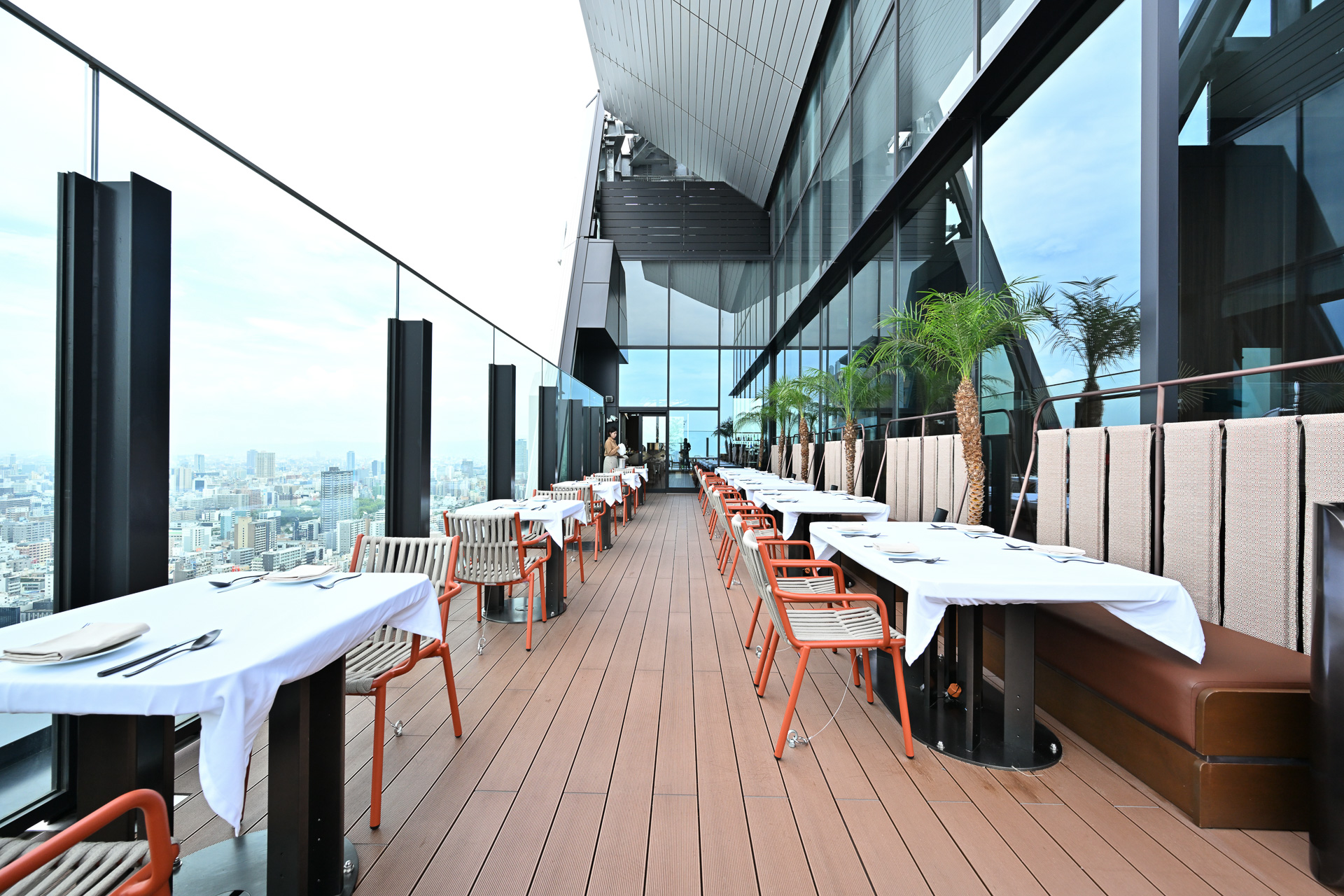 開放的な空間で、夜景を楽しみながらいただくディナーは格別とのこと