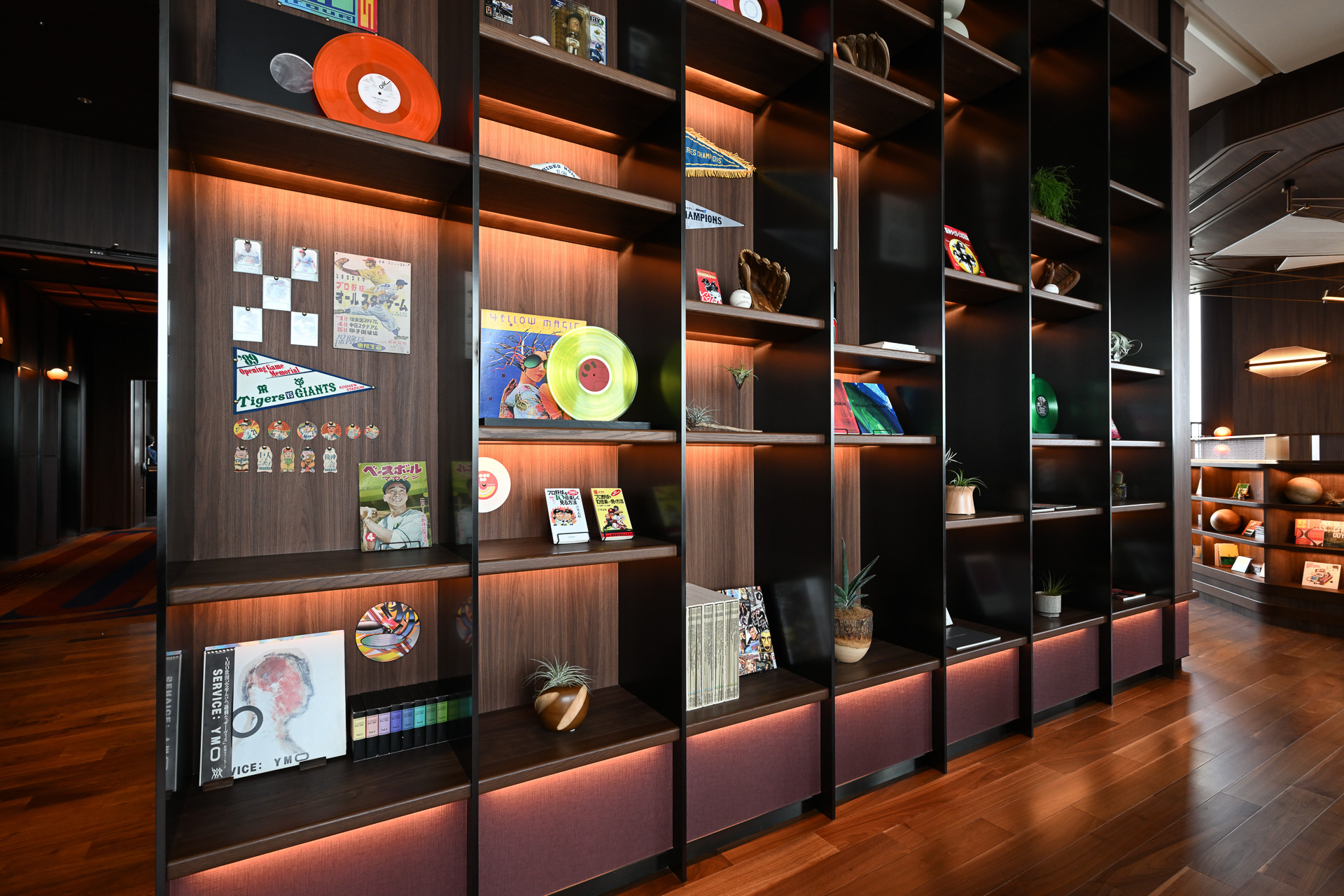 スカイバンケットの入口には、かつての南海ホークス本拠地、大阪球場や野球にちなんだものなどが飾られている