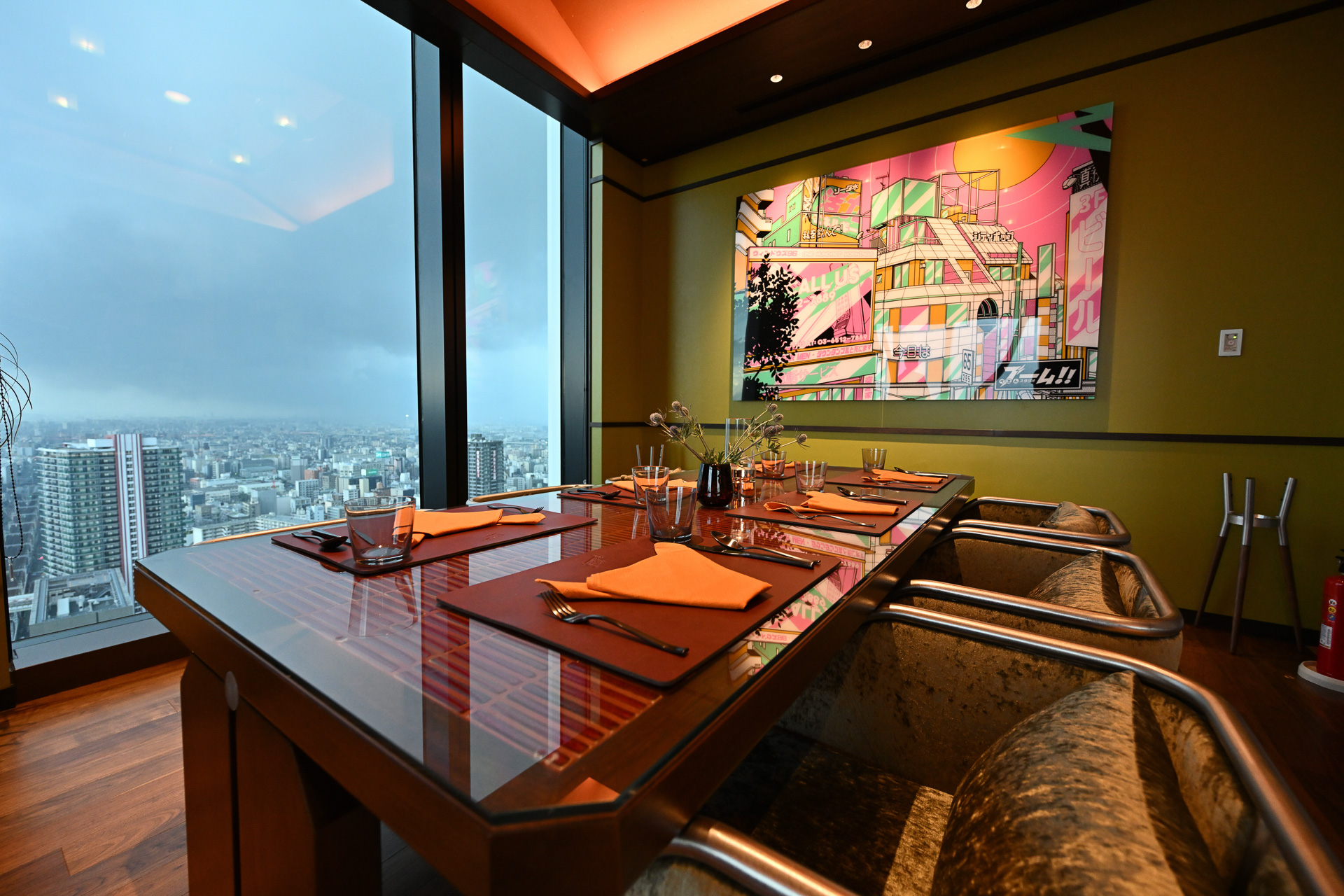 「ウイスキーノヴァ」個室スペースも用意されている。仕切りの絵には外国人が好みそうな日本をイメージしたデザインが配されている