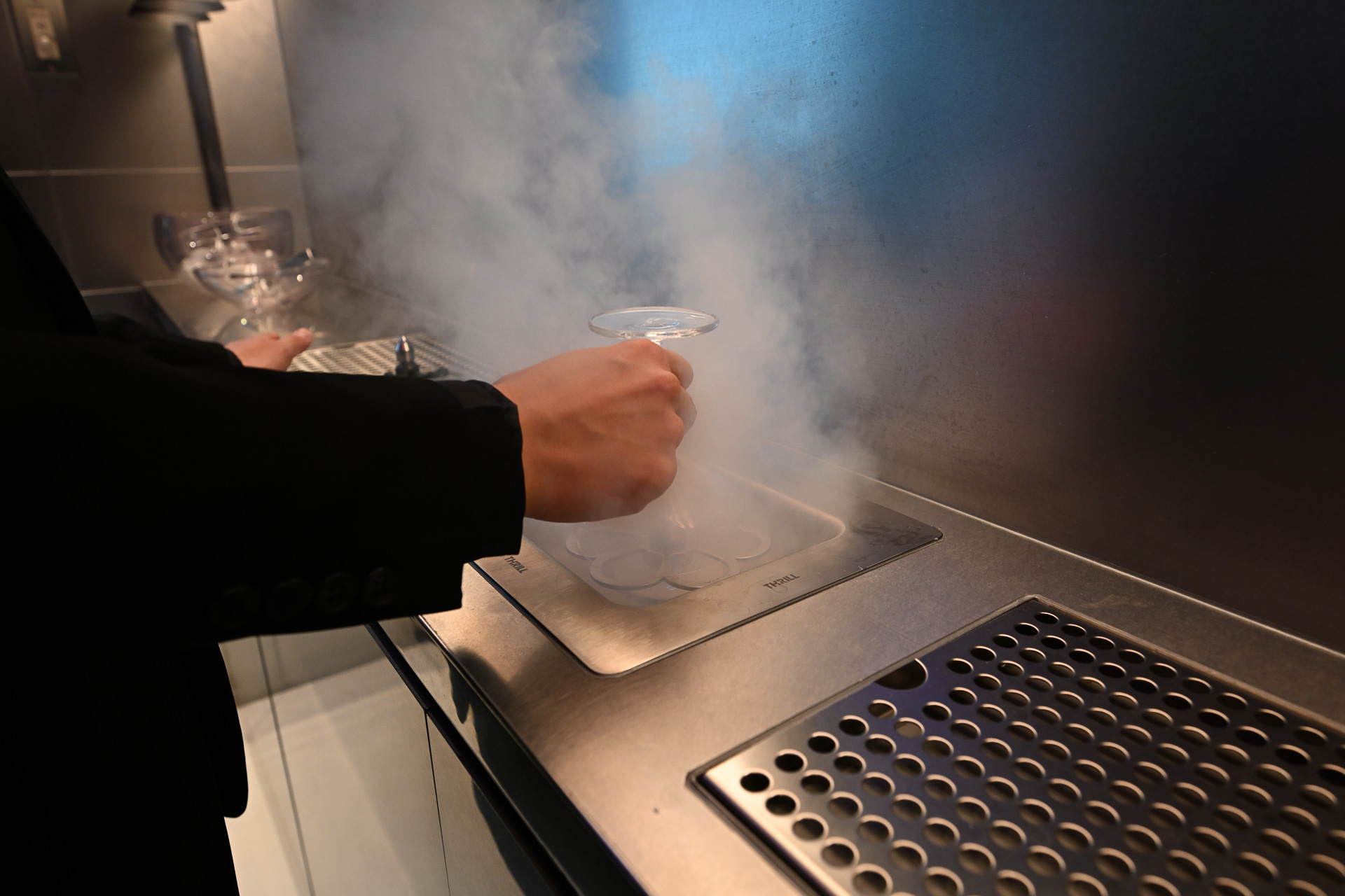 掛けられたグラスを手に取り、ガスでグラスを冷やす