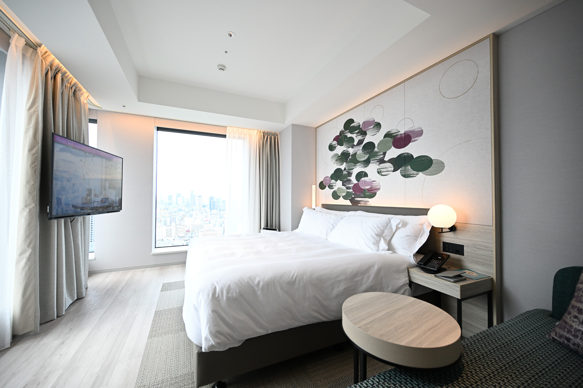 キングサイズのベッドからは高層階ならではの眺望が楽しめる