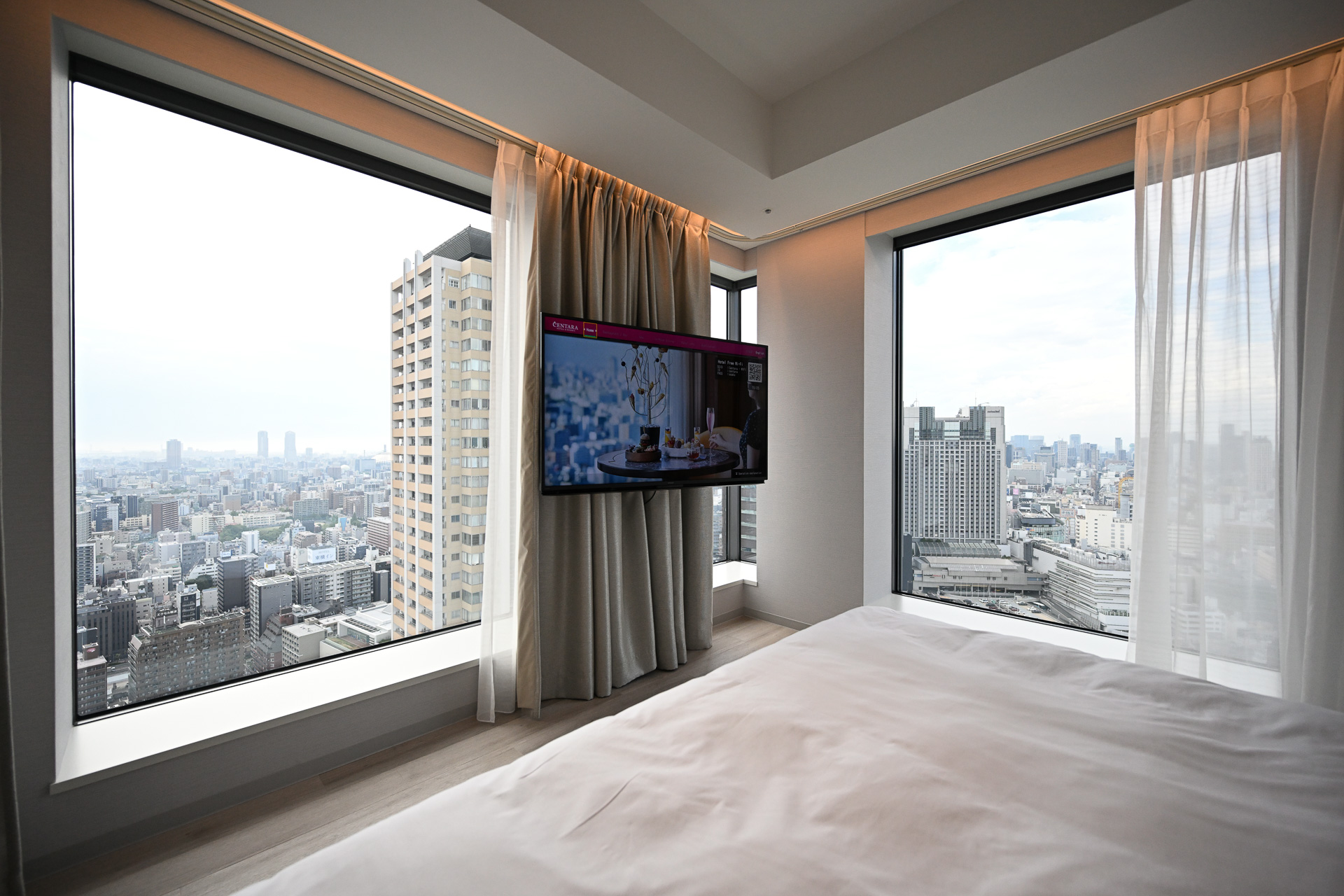 眺望はもちろん、設置されているテレビは全室スマートテレビを採用。NetflixやAmazonプライムビデオなどの動画配信サービスが利用可能