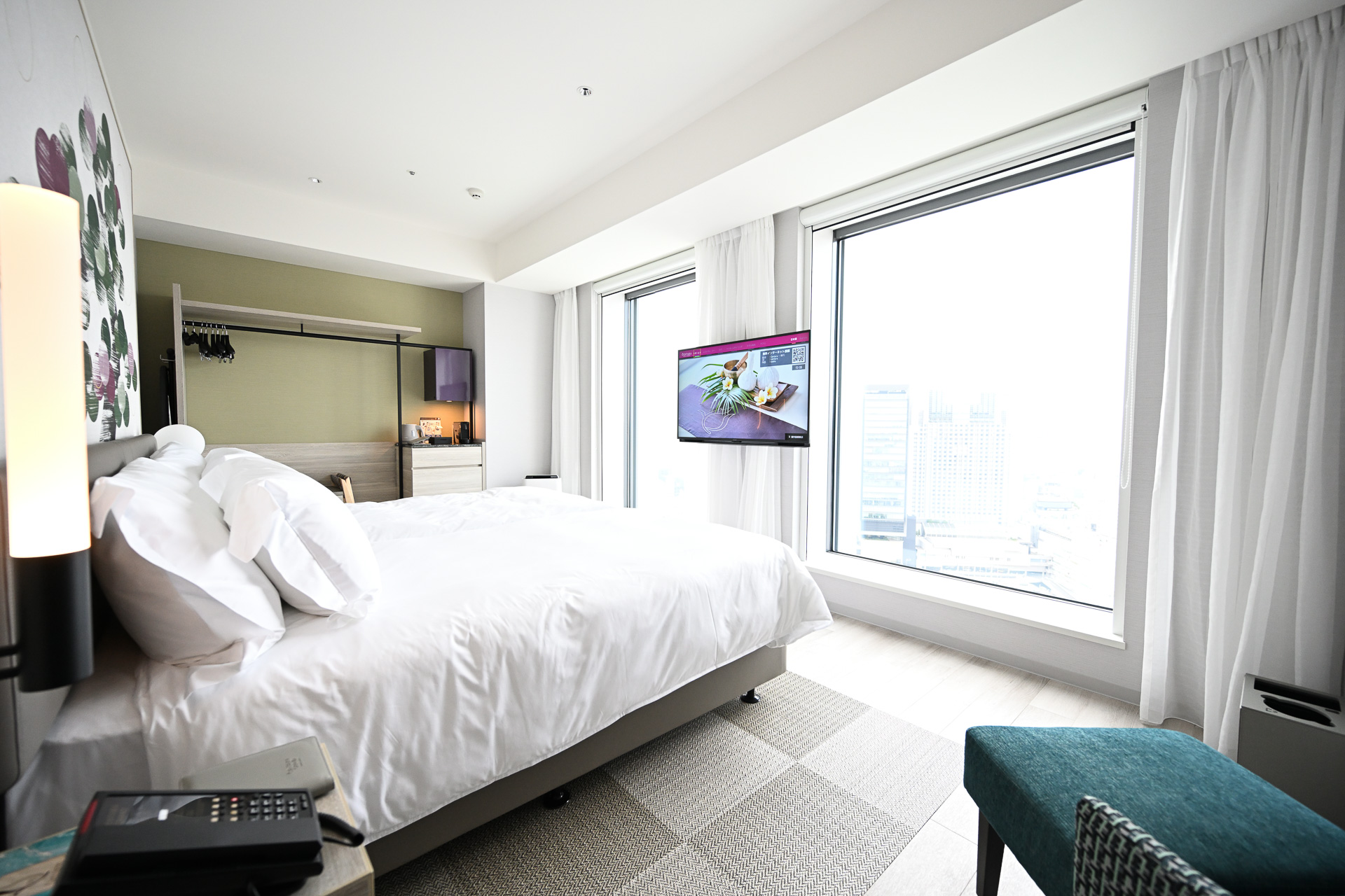 デラックスルーム。こちらも大きな窓が特徴