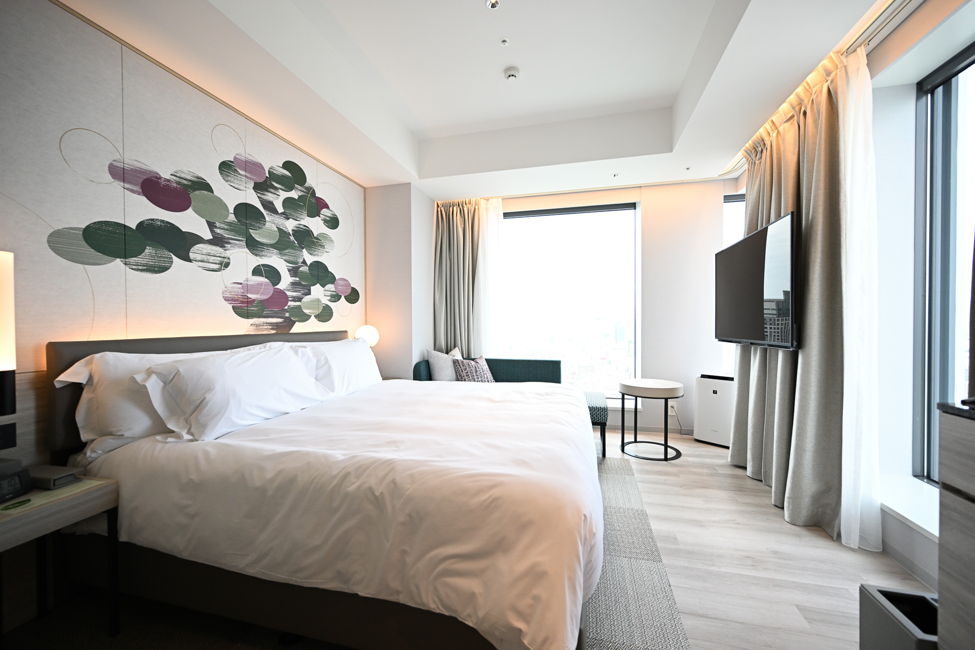 ファミリールームに設置されたキングベッド