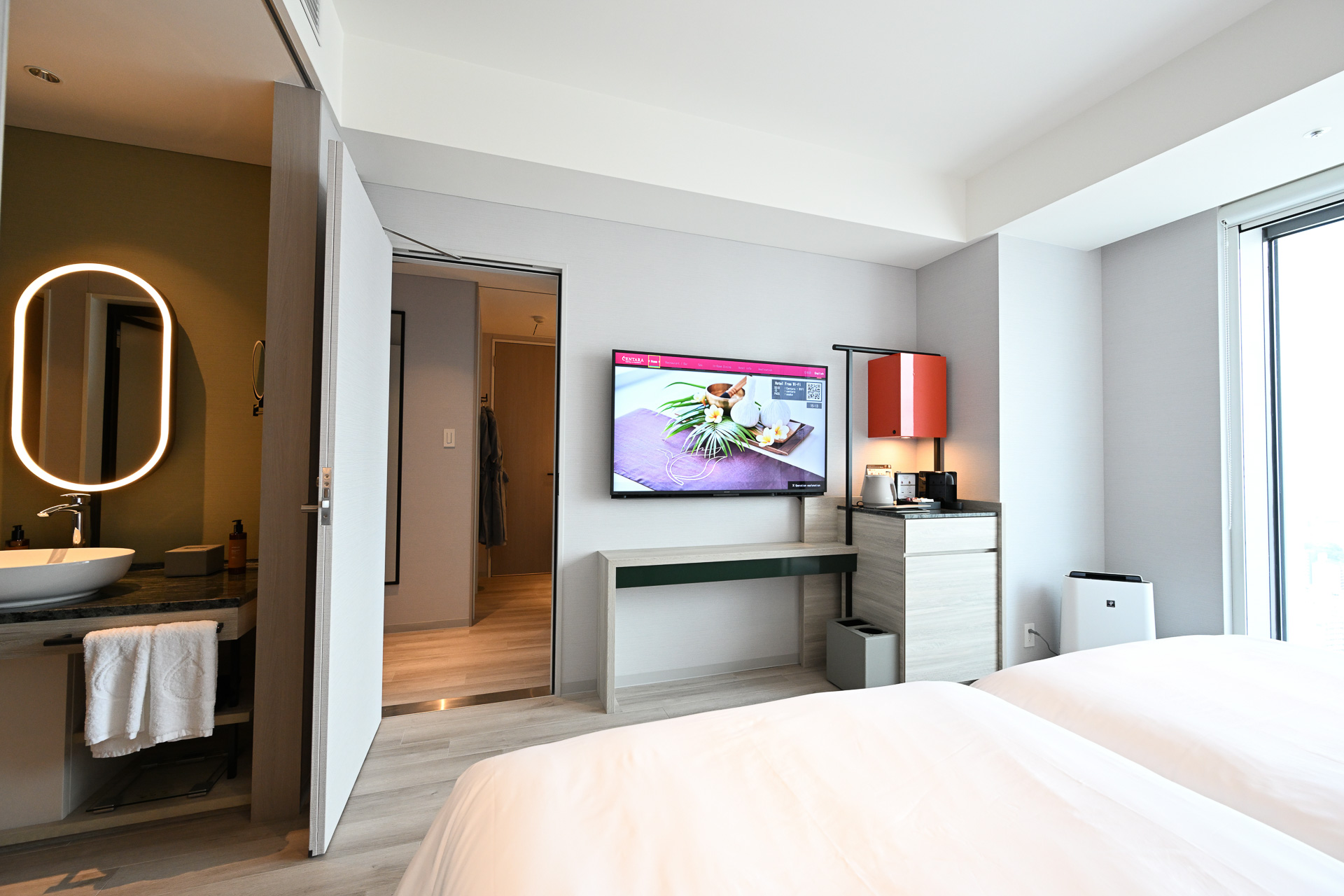 コネクティング仕様の客室も各フロアに用意されており、隣り合う部屋の内扉を開けることでファミリーユースにも対応する