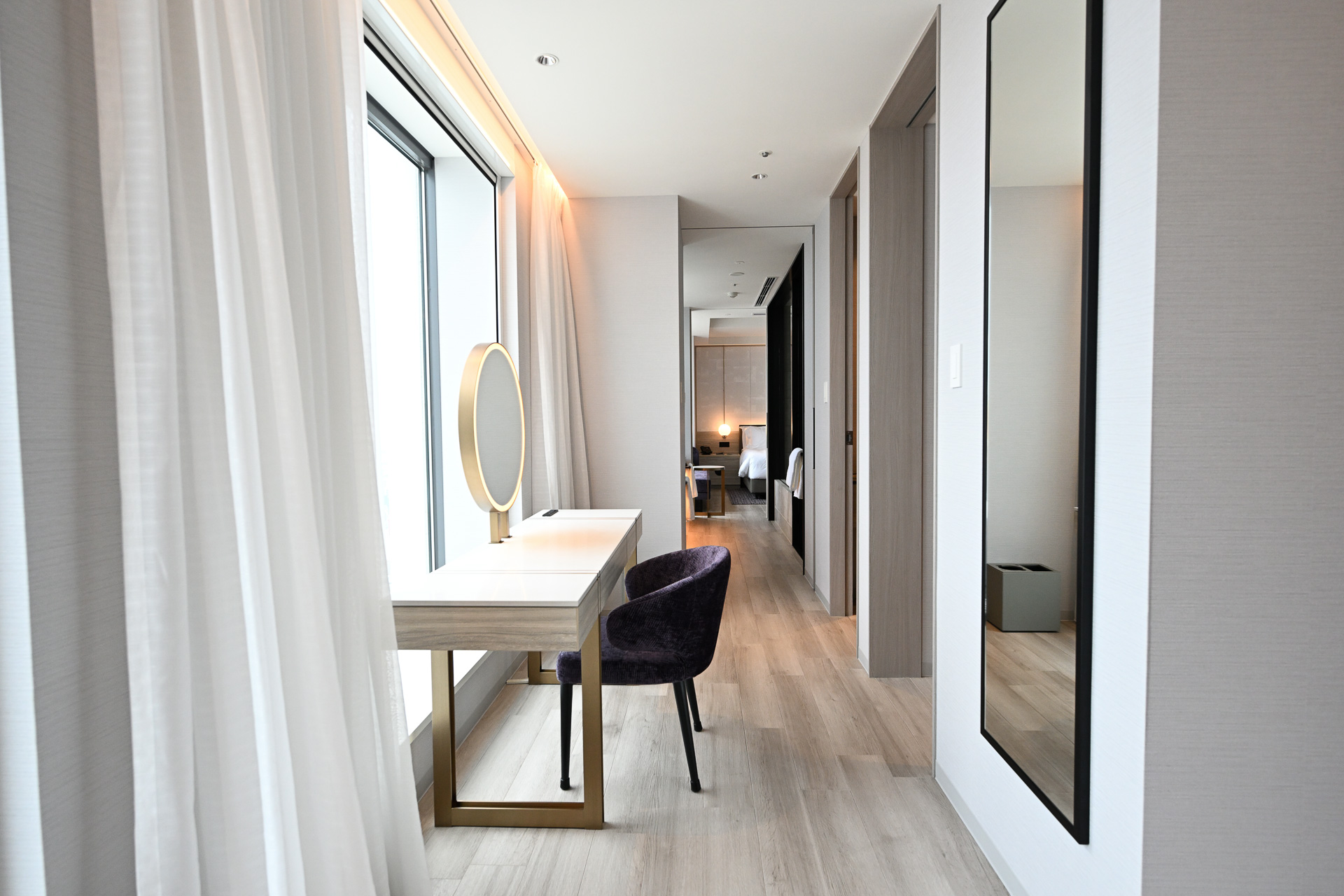 長い通路沿いにドレッサーなどを設置