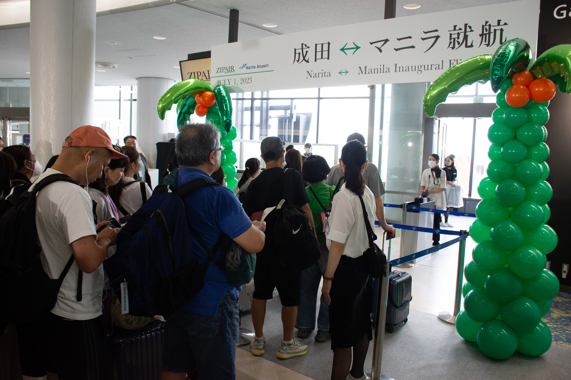 搭乗が始まると、社長の西田氏が率先してパスポートと航空券の確認を行なう