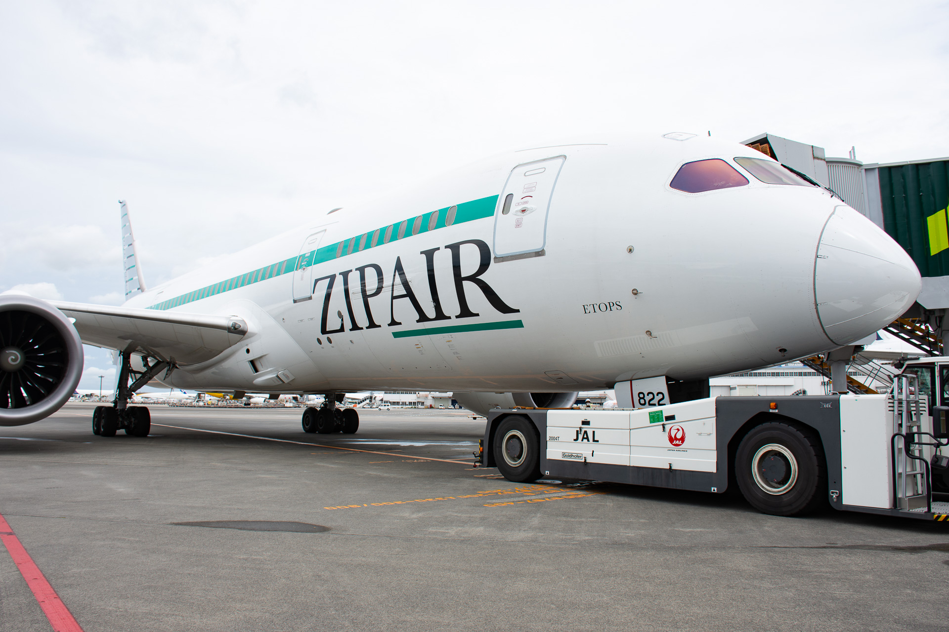 出発を待つZG95便