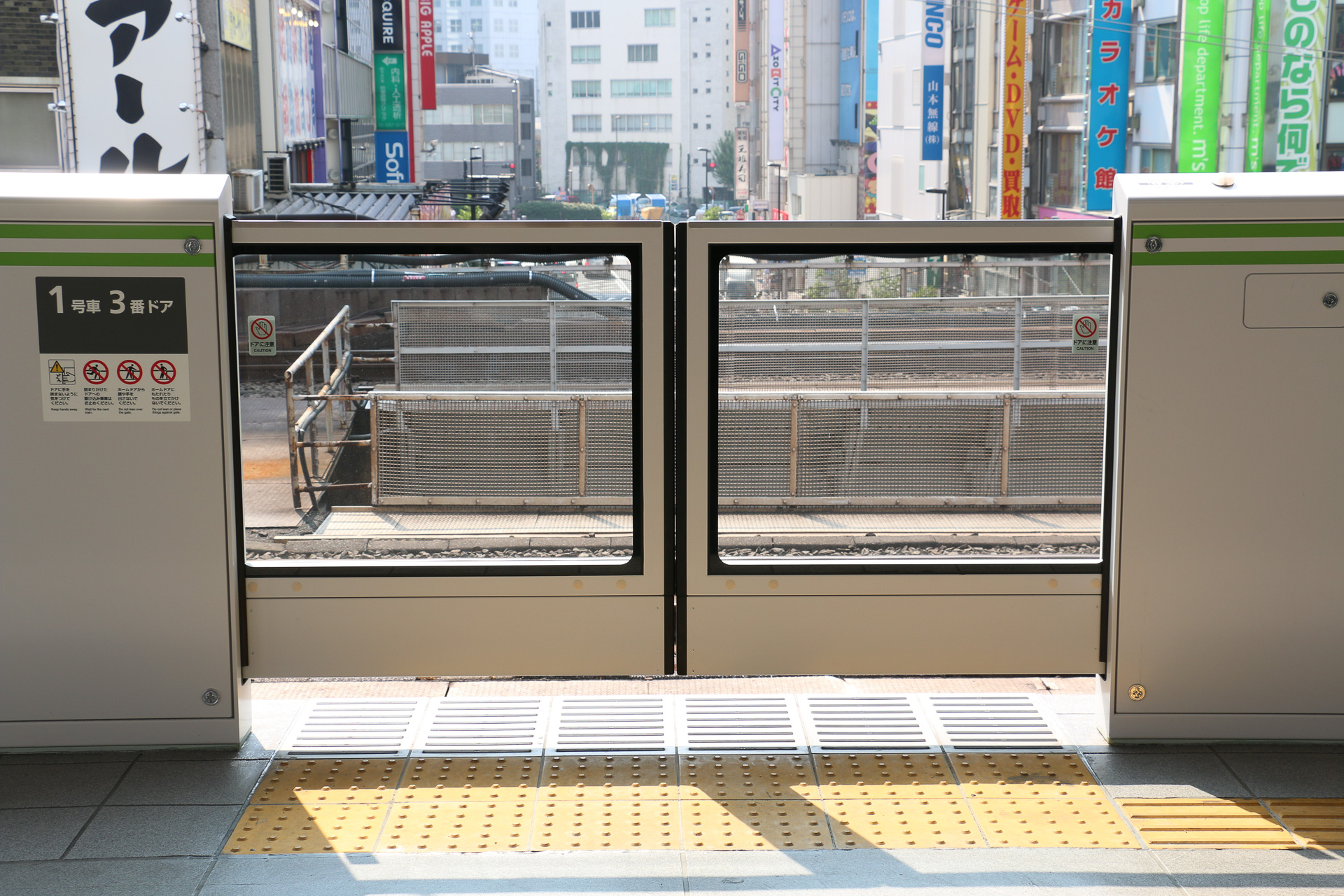 山手線・秋葉原駅の山手線ホームに設置されている可動式ホーム柵。手掛けているメーカーは複数あり、それぞれ外観などに違いがある