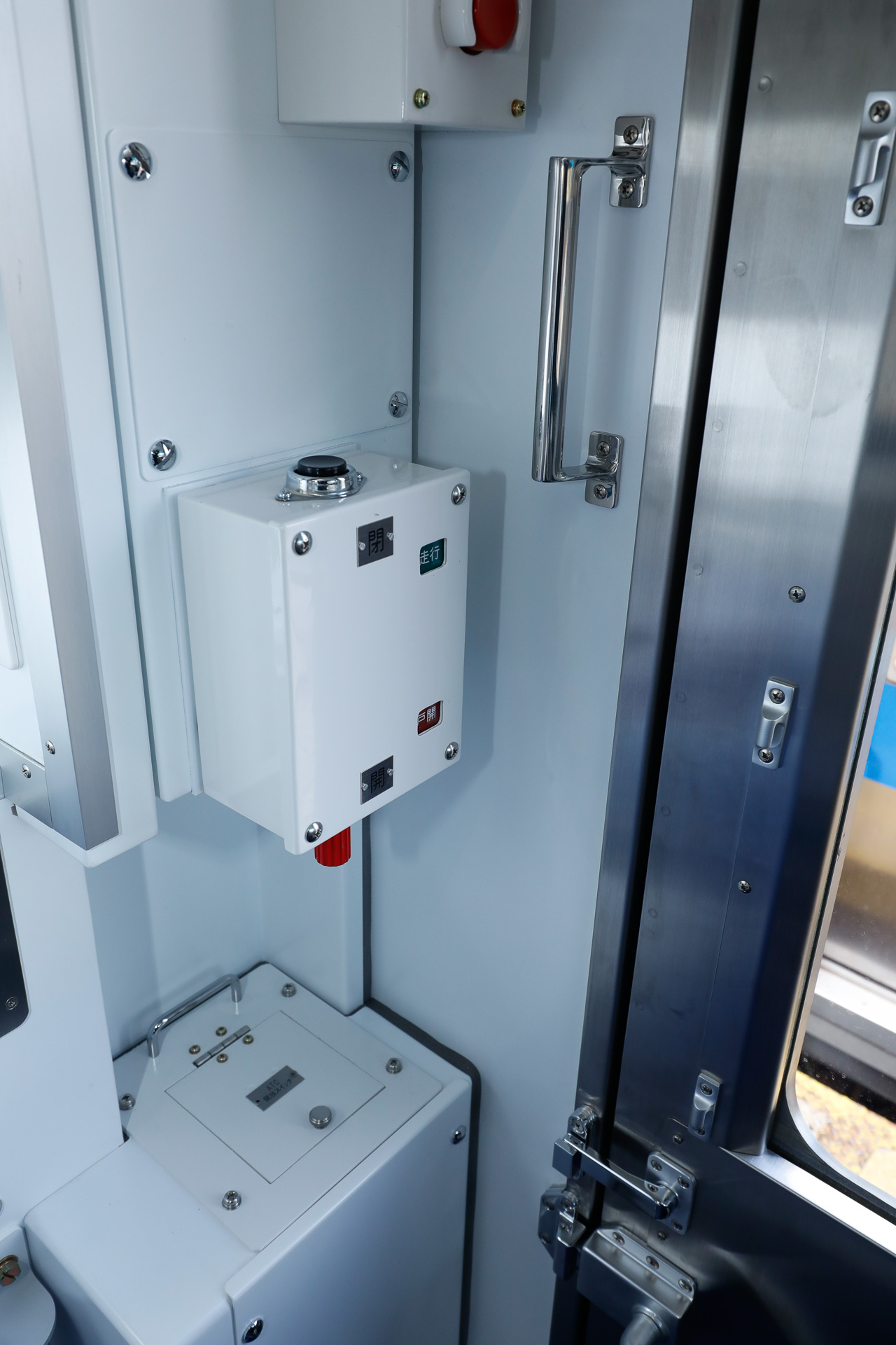 車掌スイッチの例。箱の上下を貫通する棒を押上・押下して開閉を指示するタイプがポピュラー（横浜市営地下鉄4000形、報道公開時の撮影）