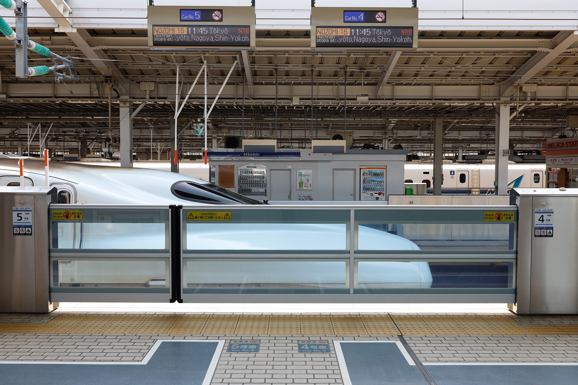 東海道新幹線で用いられている可動柵の最新モデル。これは新大阪駅のもの。側扉の位置に合わせた大開口モデルがあるのは、新幹線ならではの特徴