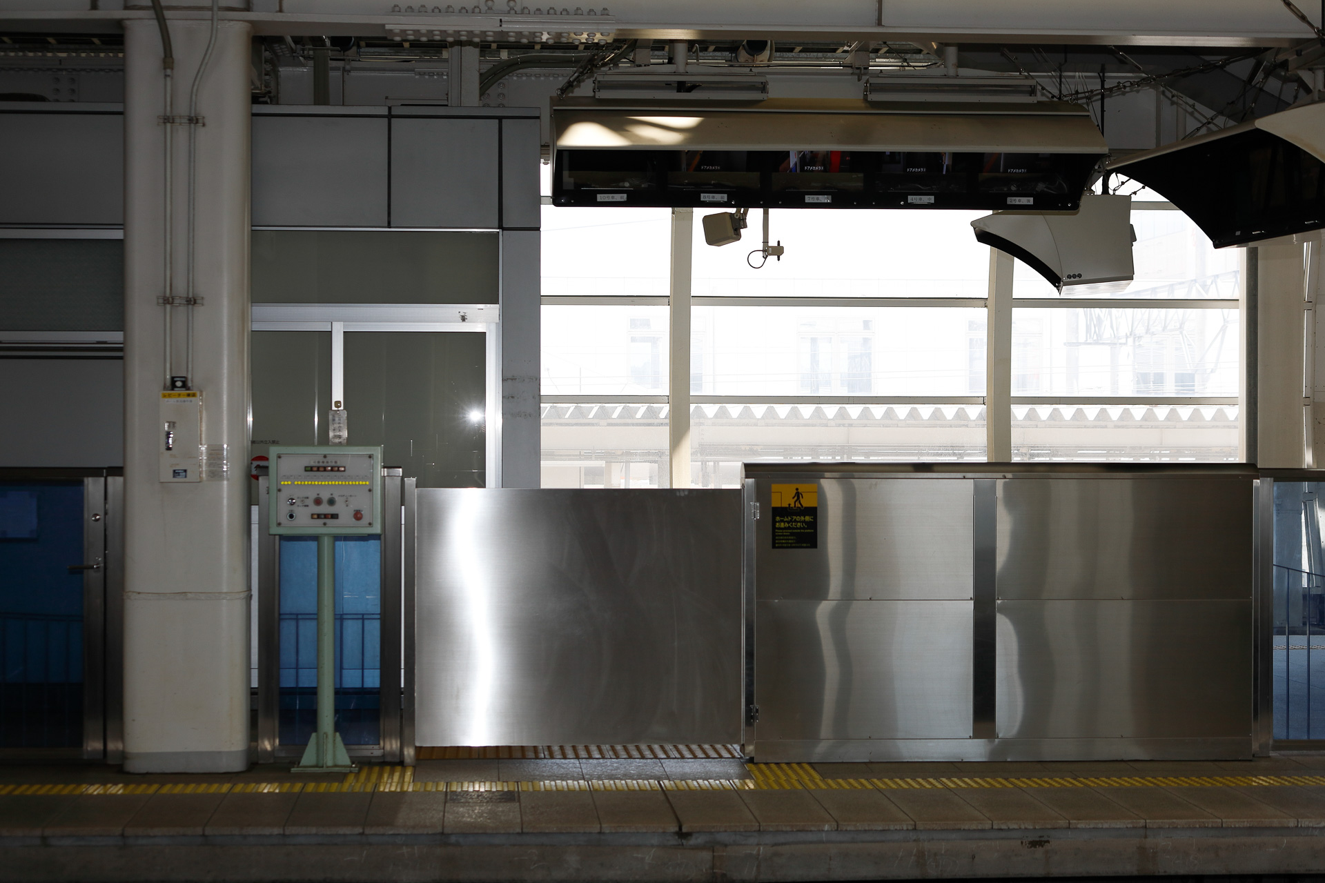 東北新幹線・八戸駅の可動柵と操作盤。列車が発着するときだけ、駅係員が柵の外に出てきて操作している