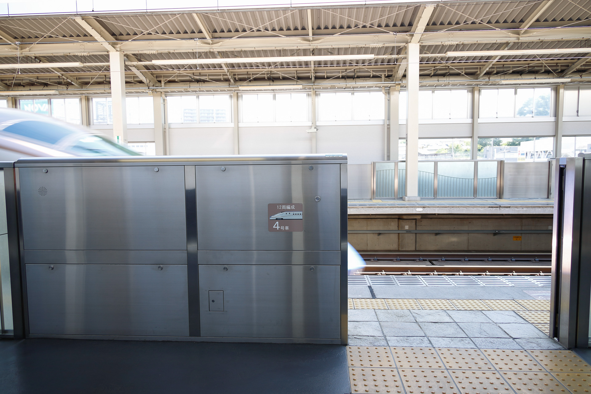 北陸新幹線・上田駅で。列車が出発したあともしばらく可動柵が開いたままになるのは、安中榛名、軽井沢、佐久平、上田だけの特徴