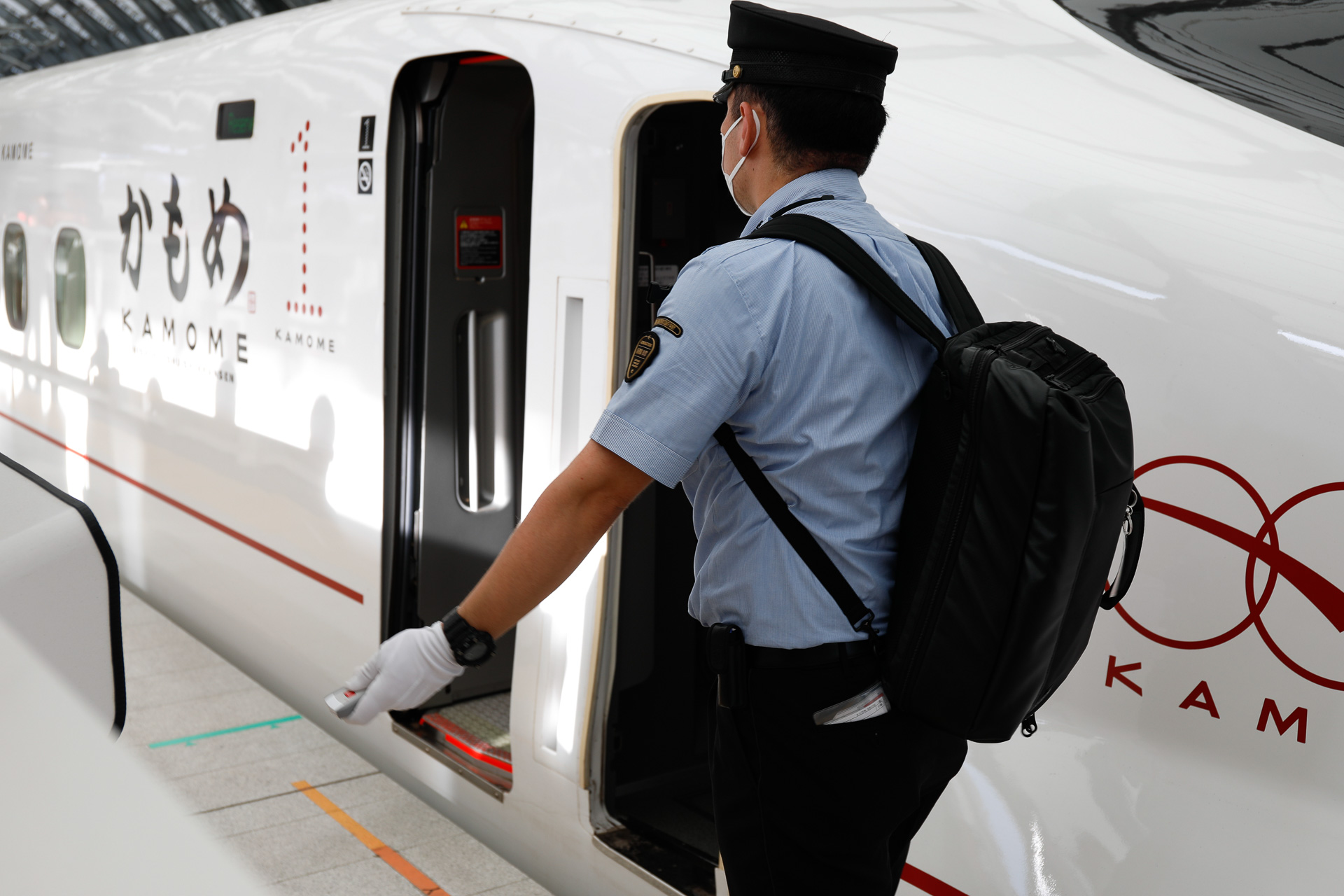 西九州新幹線・長崎駅で。車掌がリモコンで可動柵を開閉するのは、JR九州の新幹線のみ