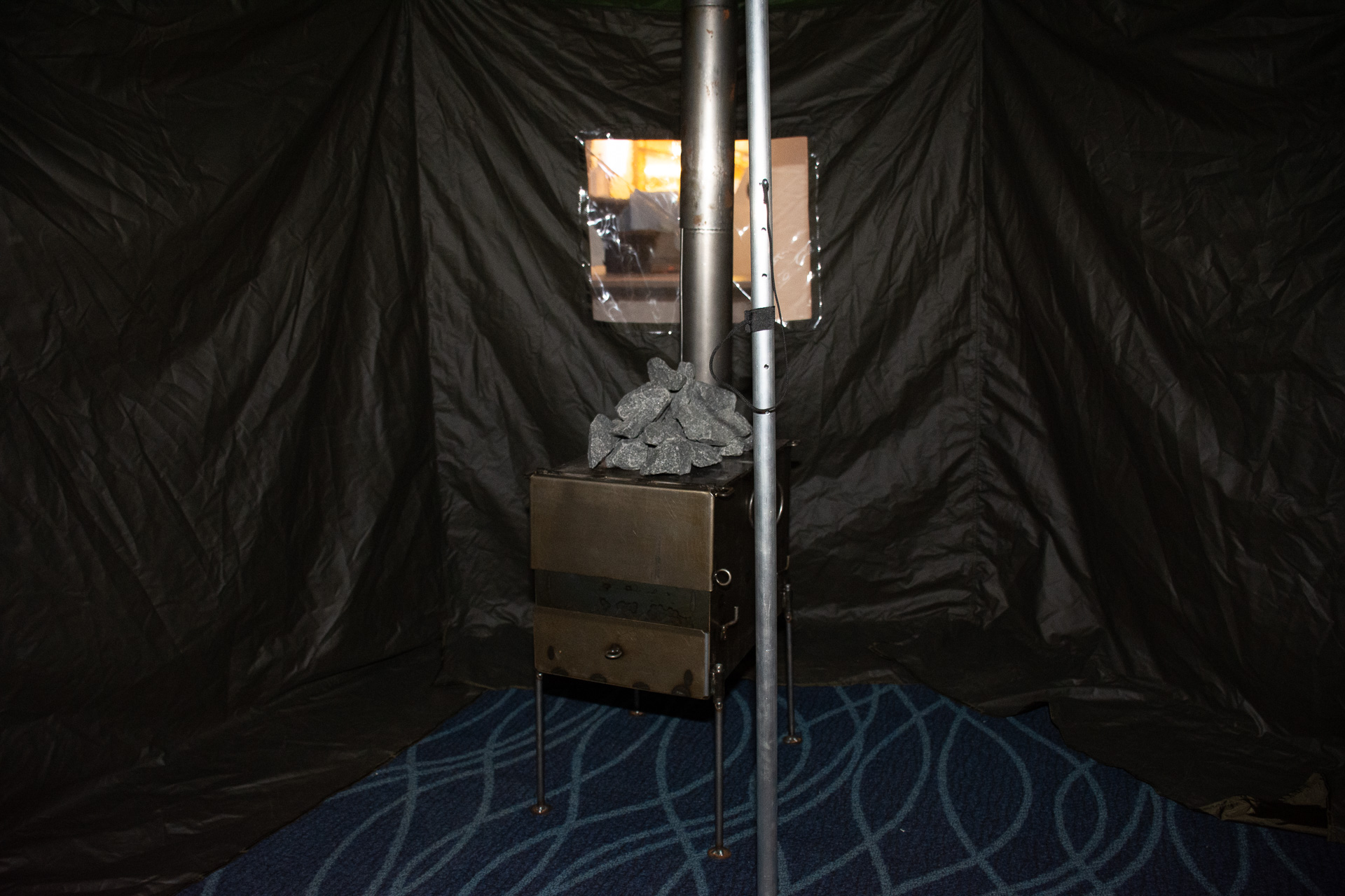 ゲート前にテントサウナを設営していた